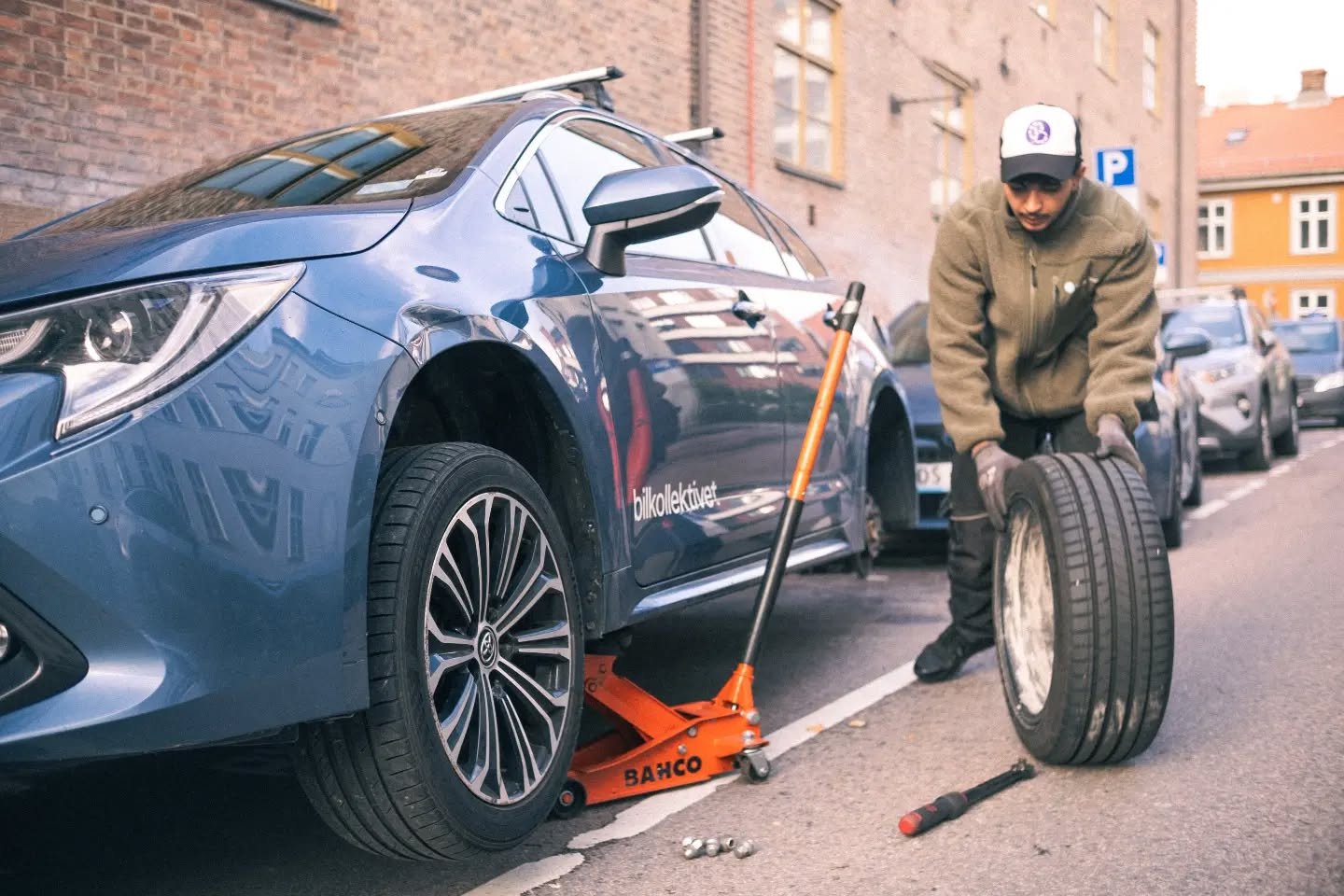 Bilkollektivets driftsteam er i full gang med hjulskift. Her bytter Suleiman p&aring; dagens f&oslash;rste rekke med Corolla og Rav4 i Brenneriveien

#nonprofitbildeling #dekkskift #turbil #h&oslash;ststemning