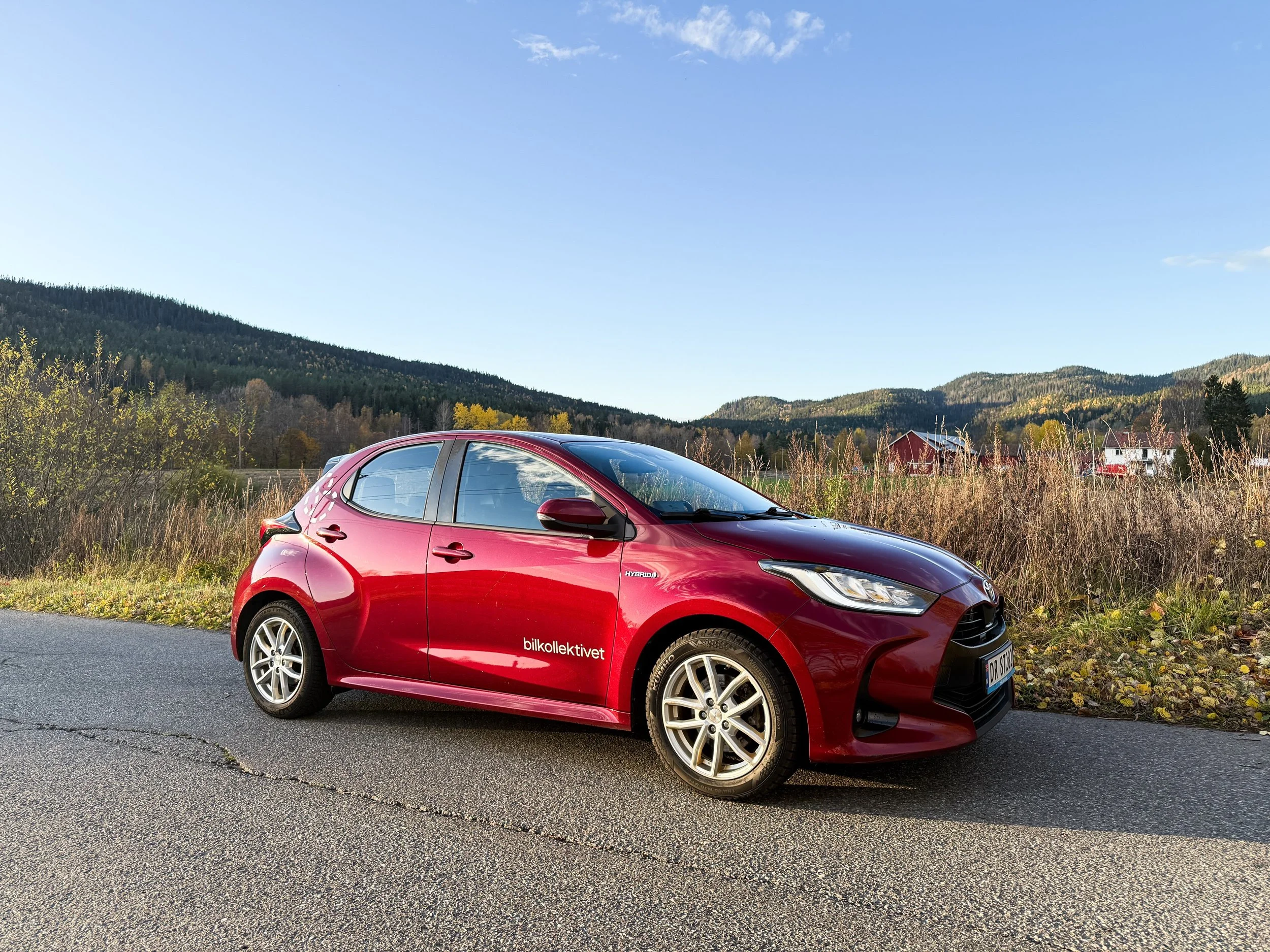 Lille Morellen🍒ute p&aring; h&oslash;stlig eventyr🍂 #yaris #bilkollektivet