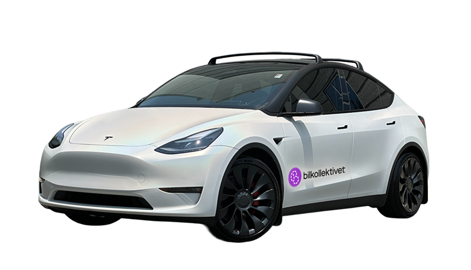 Hvit bil med logoen til "Bilkollektivet" på siden.