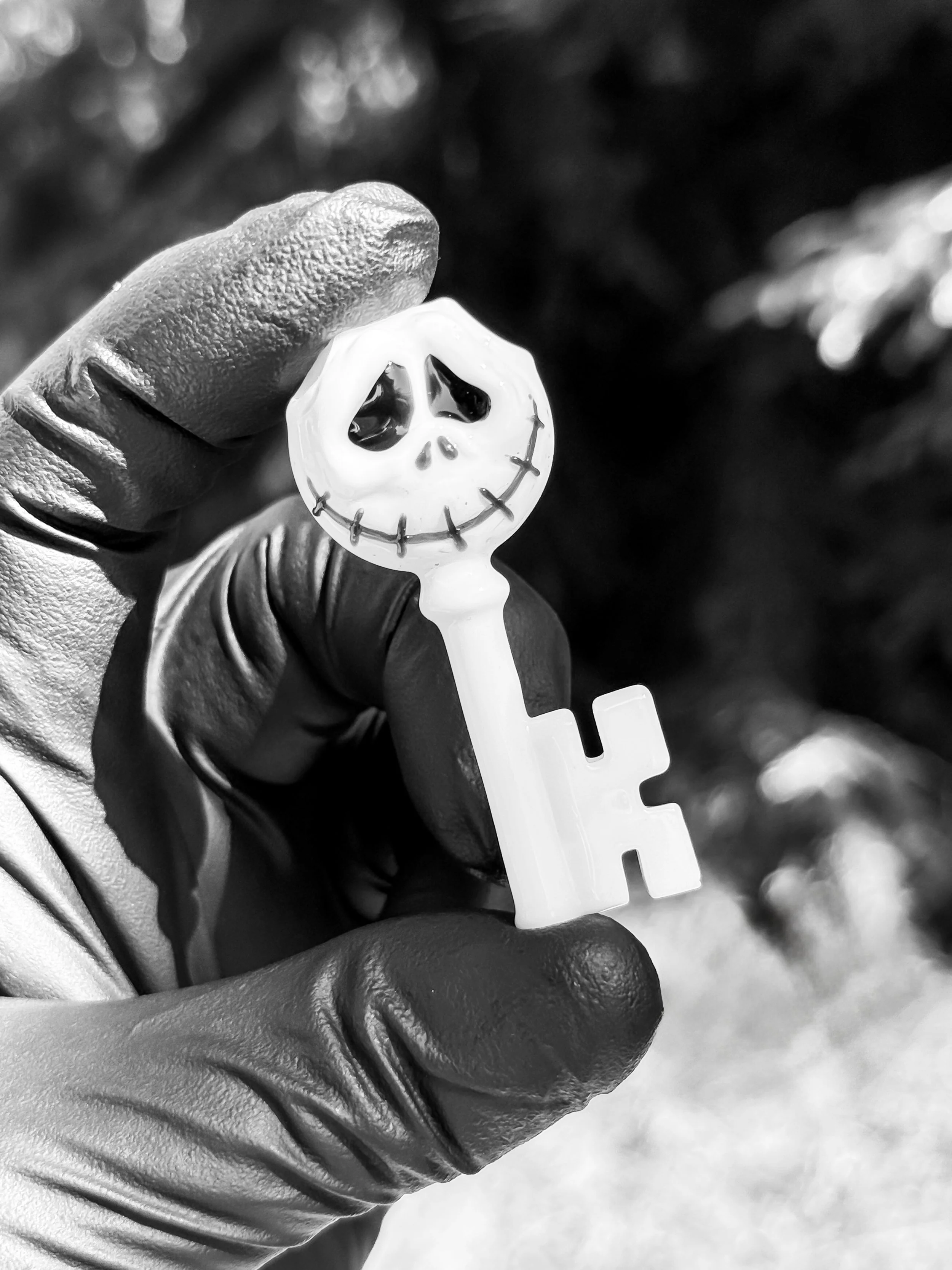 J Smart Glass Pendants Halloween Skellington Key front.jpg