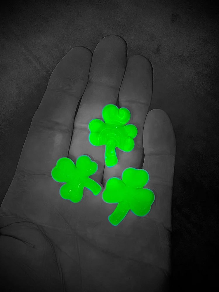 J Smart Glass Shop Pendants Electrum Shamrock-Pendant UV.jpg