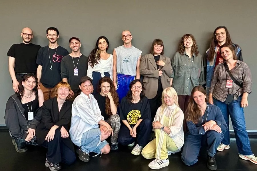 Large group photo of dance artists at Tanz im August festival