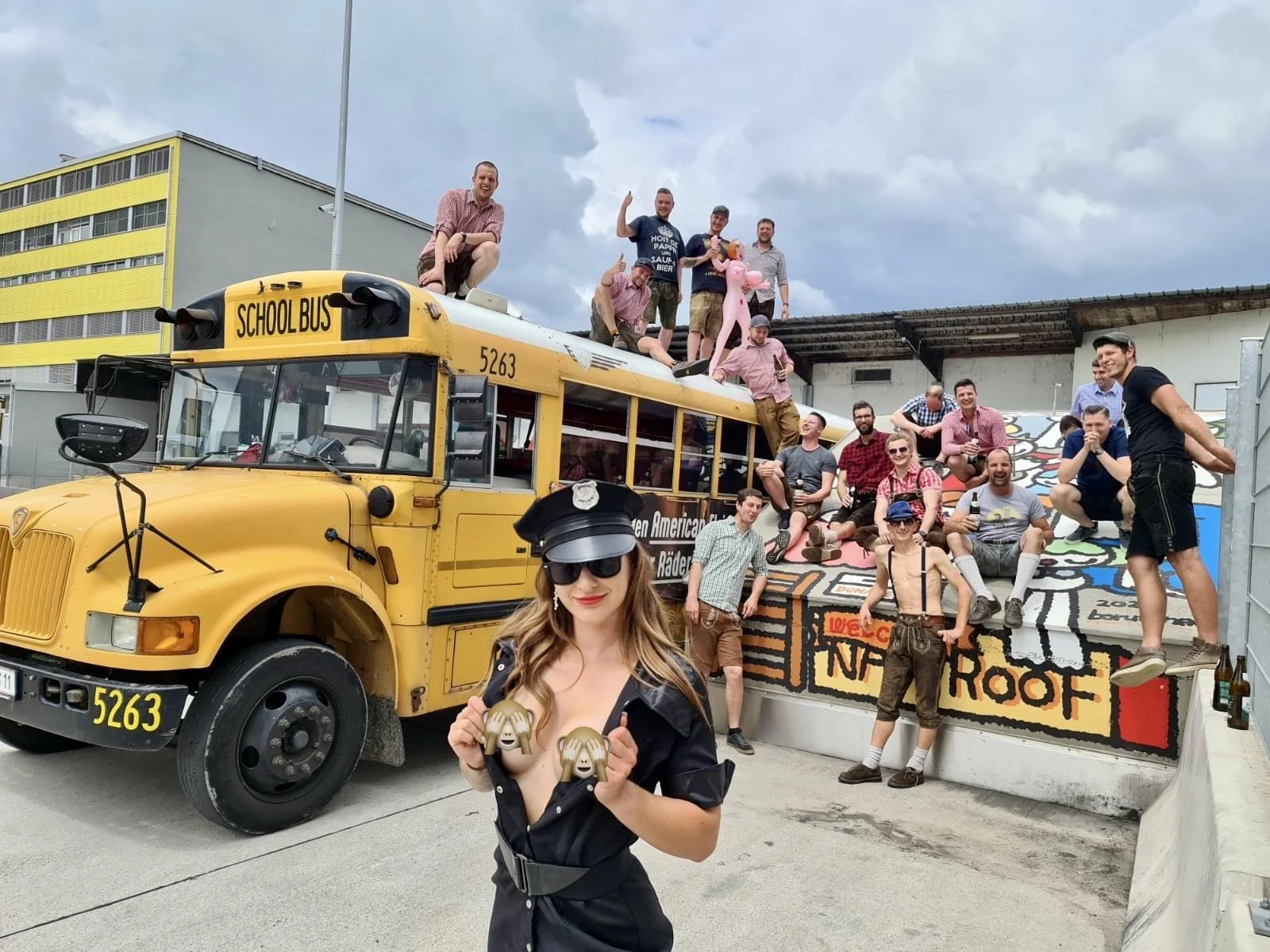  Polterei/Junggesellenabschied im amerikanischen Partybus – inklusive Stripperin an Bord