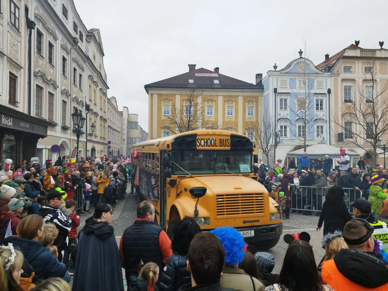 Faschingsumzug mit dem Schoolbus: Der außergewöhnliche Wagen für euren Umzug