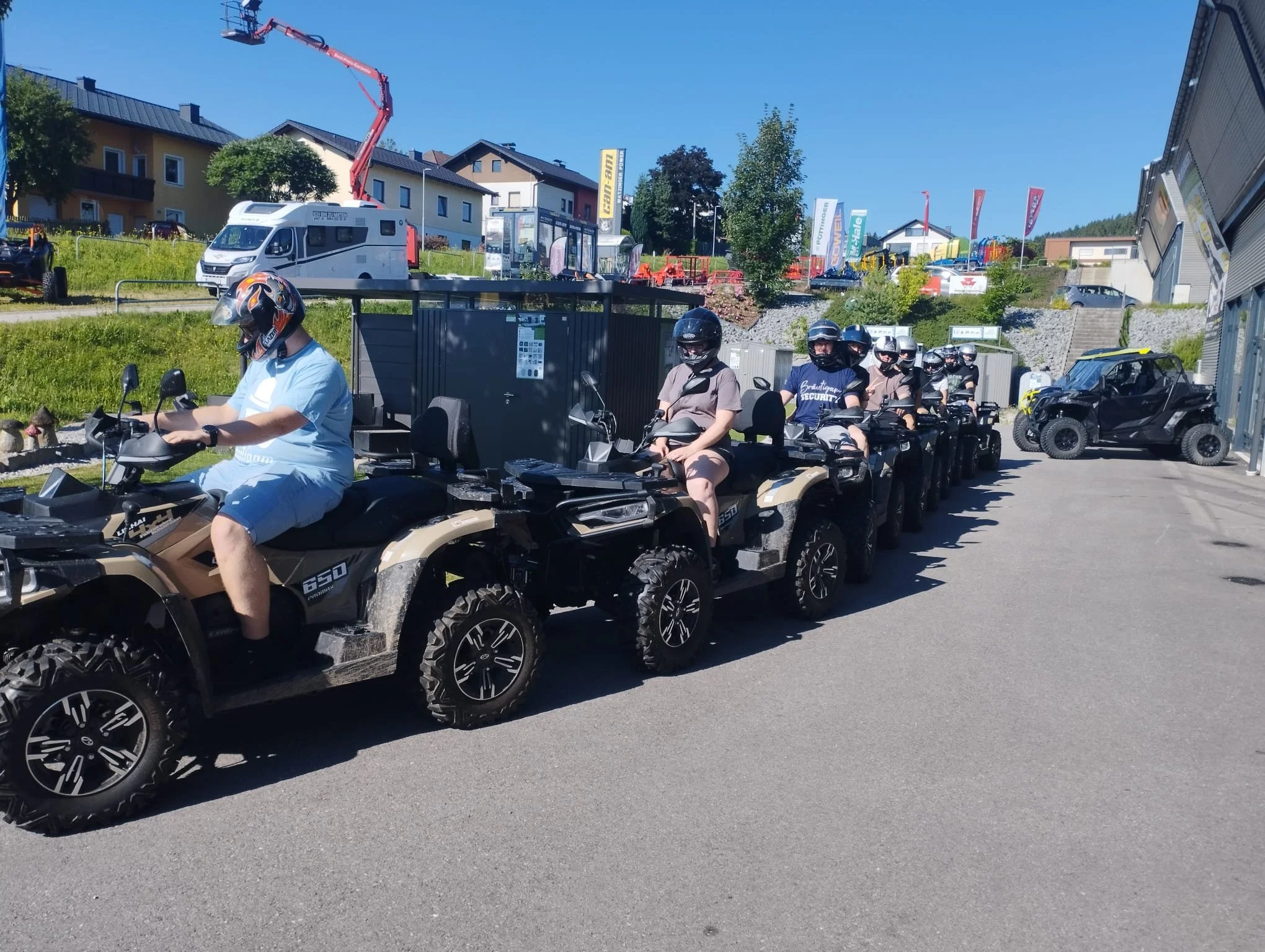 Adrenalin trifft Komfort – Quad Safari & Schoolbus als Komplettpaket erleben