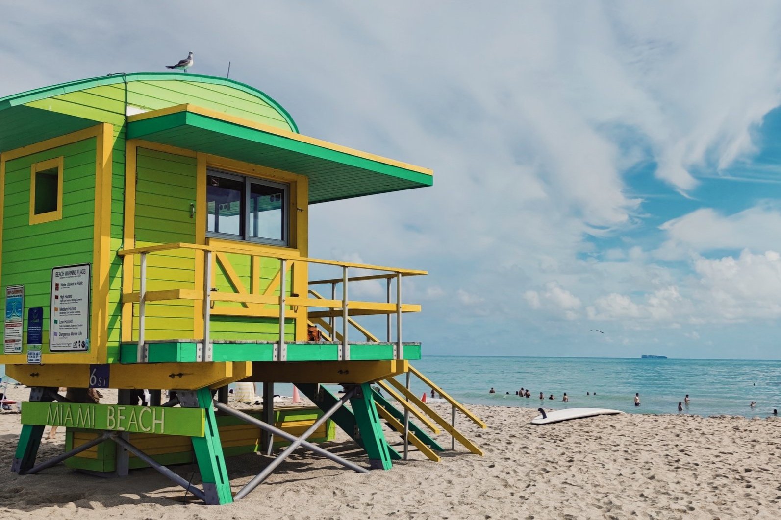 Lifeguard_tower_in_Miami_Beach_-_november_2022.jpg