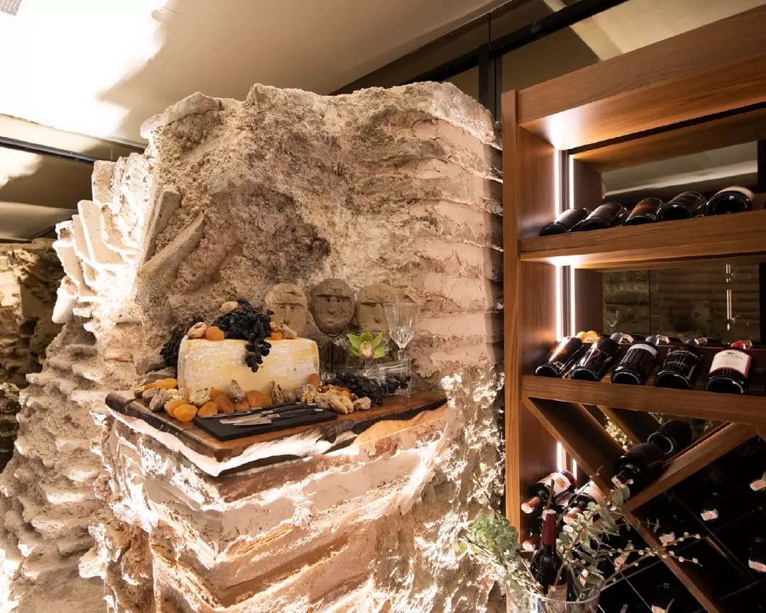 We have brought together wines with different characters from all over the world for you in the cellar of Aya Sultanahmet. Enjoy this  experience while relaxing at Aya Sultanahmet Hotel ✨

D&uuml;nyanın d&ouml;rt bir yanından farklı karakterdeki şara
