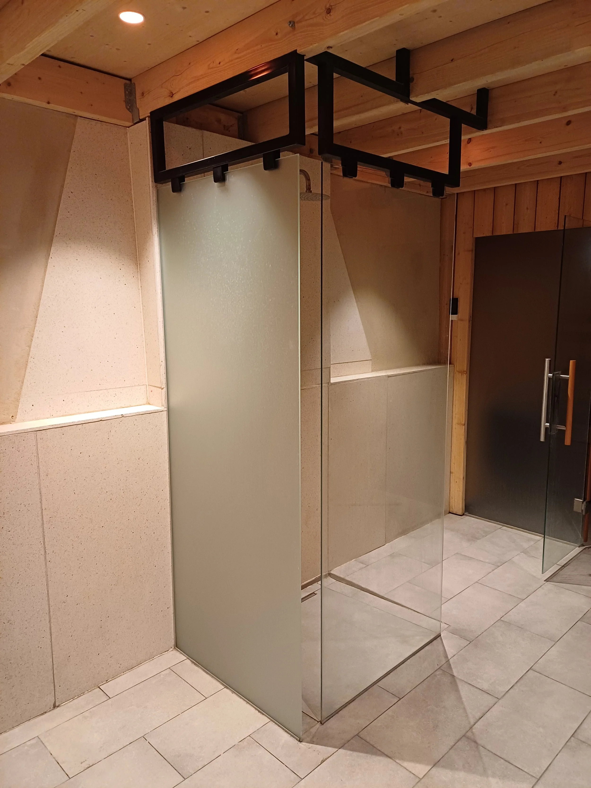 Vitrages et supports en métal