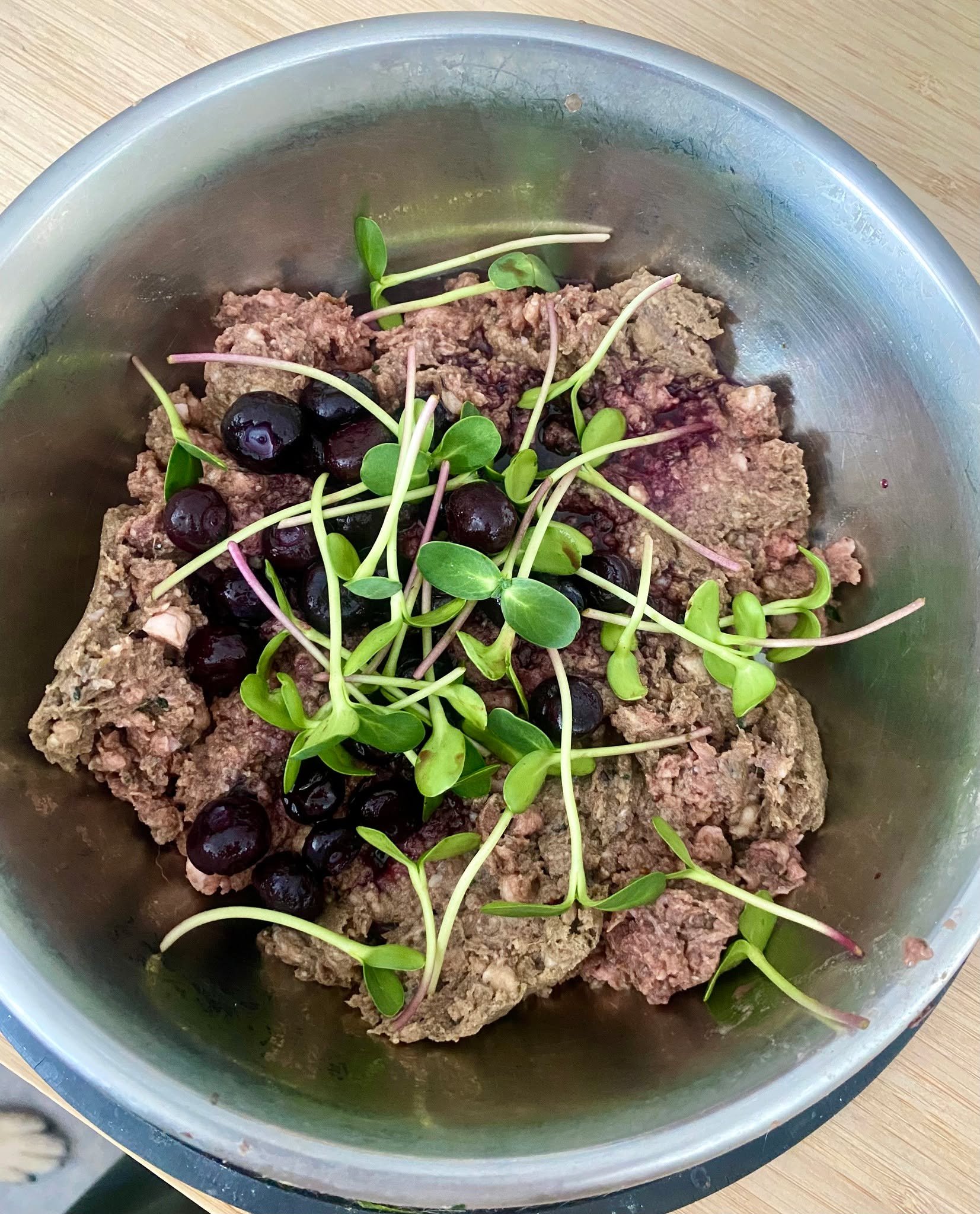 Why Sunflowers Are Great For Your Pup!

Did you know sunflower shoots can be a healthy treat for your dog?  These little greens are packed with:

✅ Vitamins A, D and E to support a shiny coat and healthy skin

✅ Magnesium and Calcium for strong bones