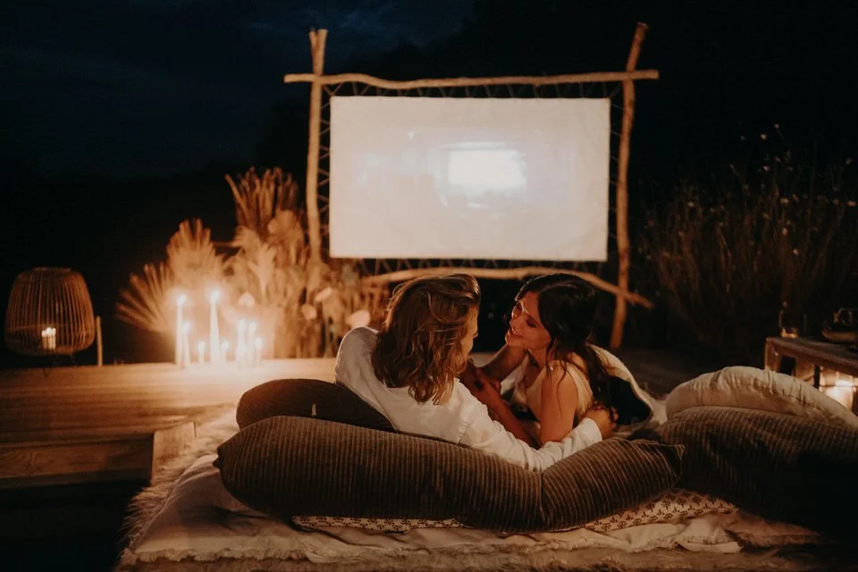 cinema-pleine-air-couple-romantique-coco-barn-landes.jpg