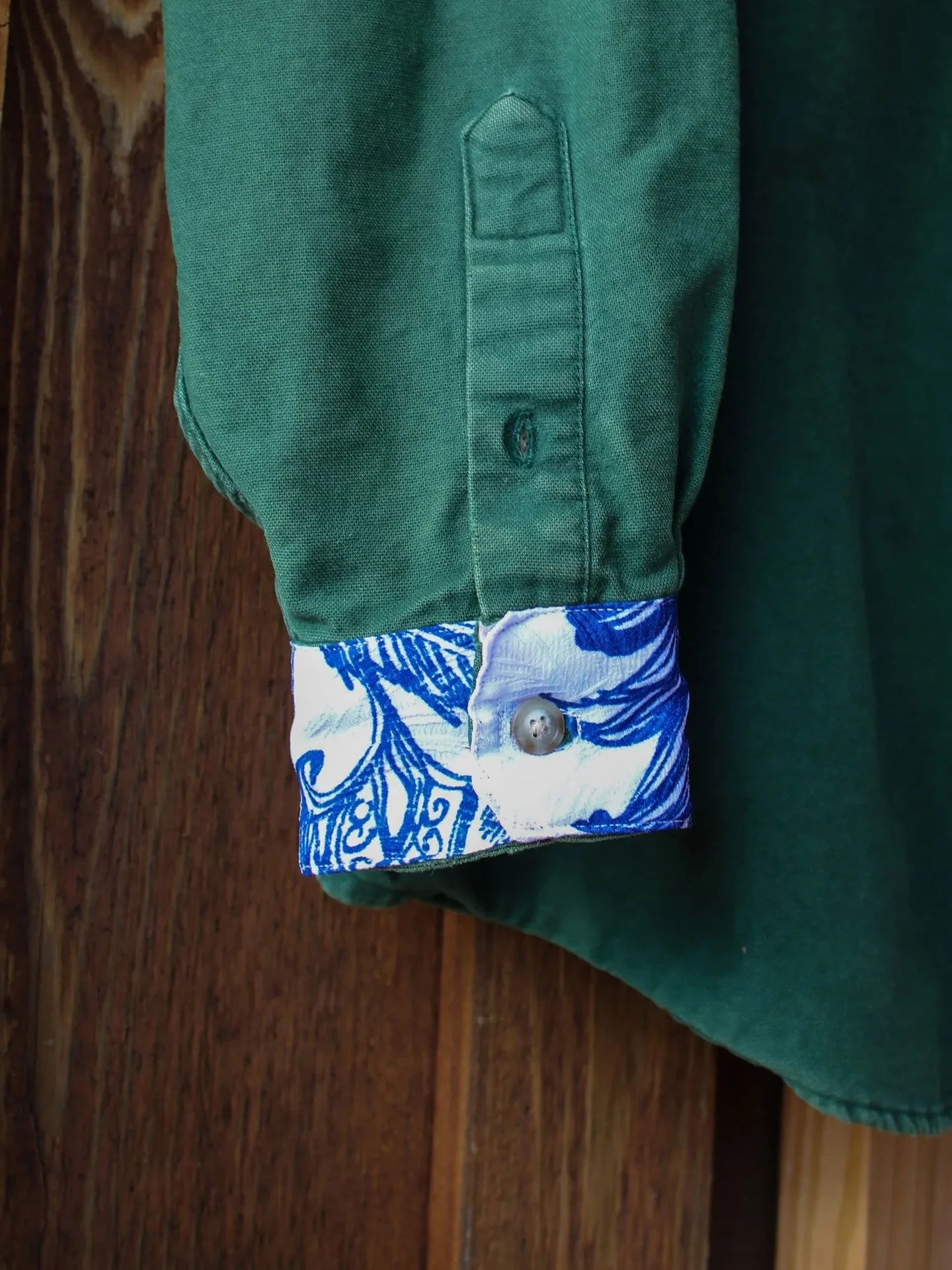 It&rsquo;s all in the little details 💚

A vintage Eddie Bauer outdoor shirt, reworked with patterned accents for a fresh look that still feels rugged and lived-in.

Big thanks to @jamiecfromvt for the sewing. Find it now in the shop.

#vintageupcycl