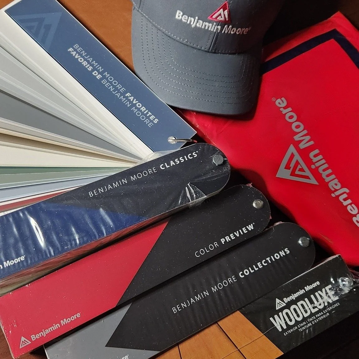 🎨 Big thanks to  Florence Paint & Decorating Center and Benjamin Moore for hooking us up with these brand new fan decks! 🙌 Now we’ve got even more options to help you choose the perfect colors for your next project.
Ready to give your ho