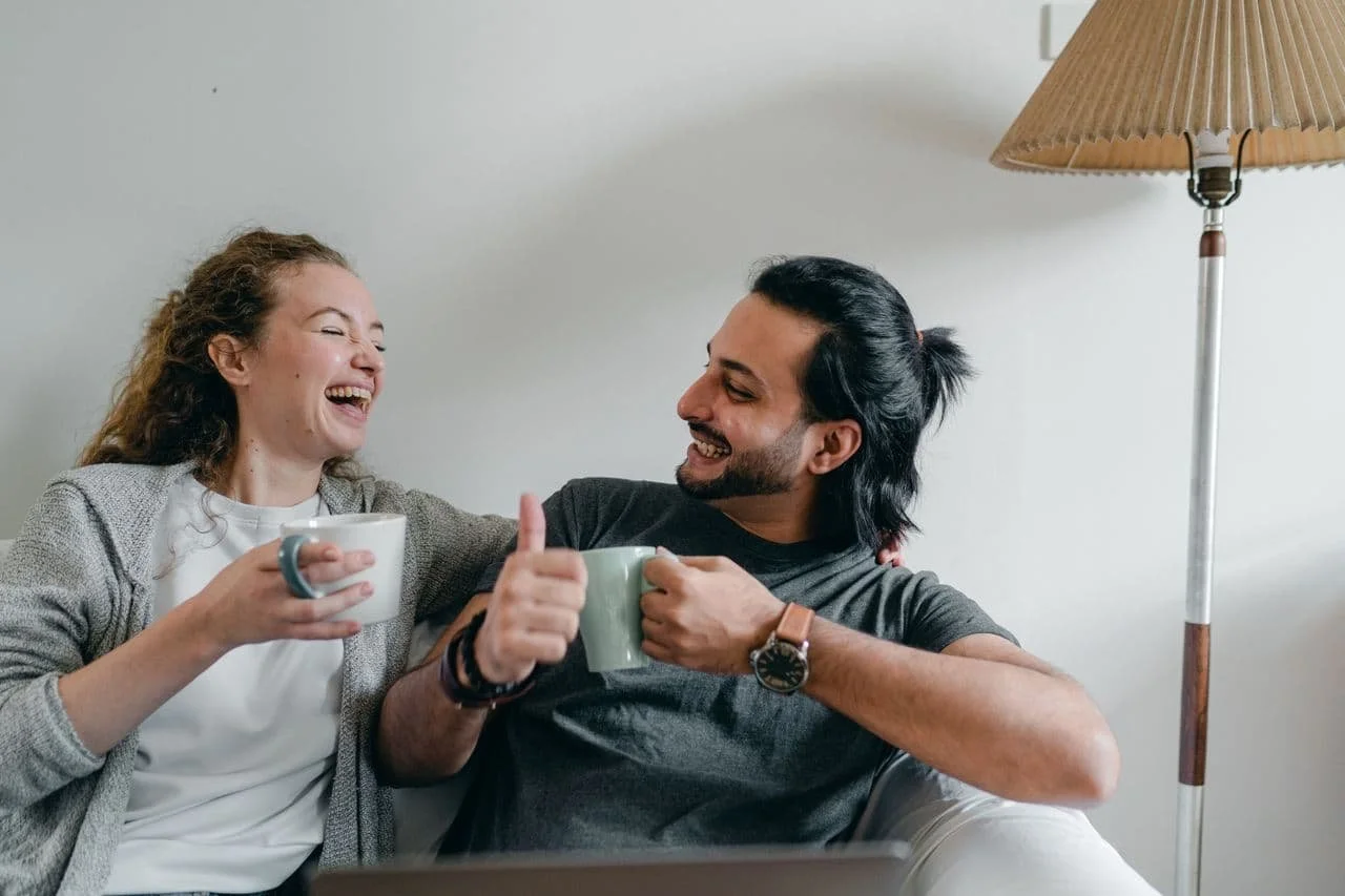 couple-drinking-coffee