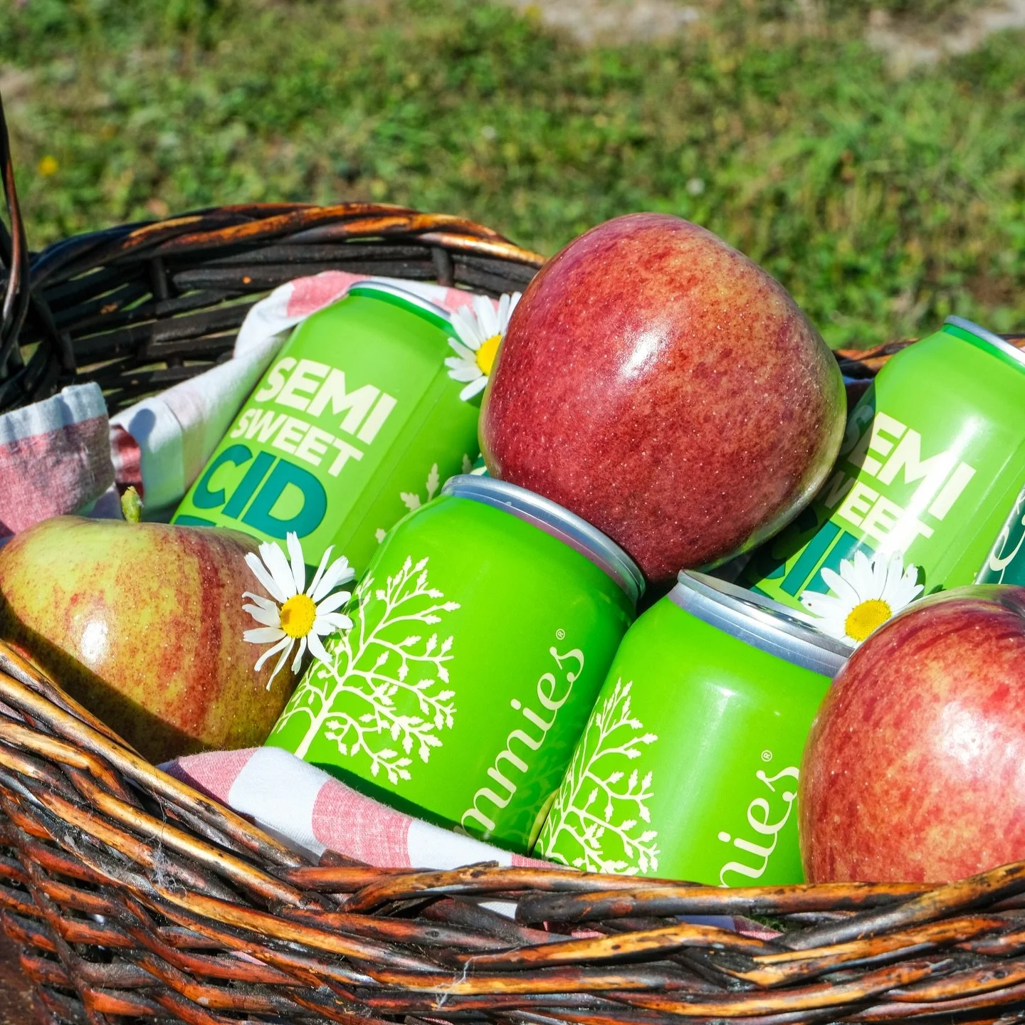 Pommies Original is just sweet enough to crush your sweet tooth, without giving you a tooth ache. Easy drinking, crushable, and crisp, this cider is our go-to for bringing on the spring!