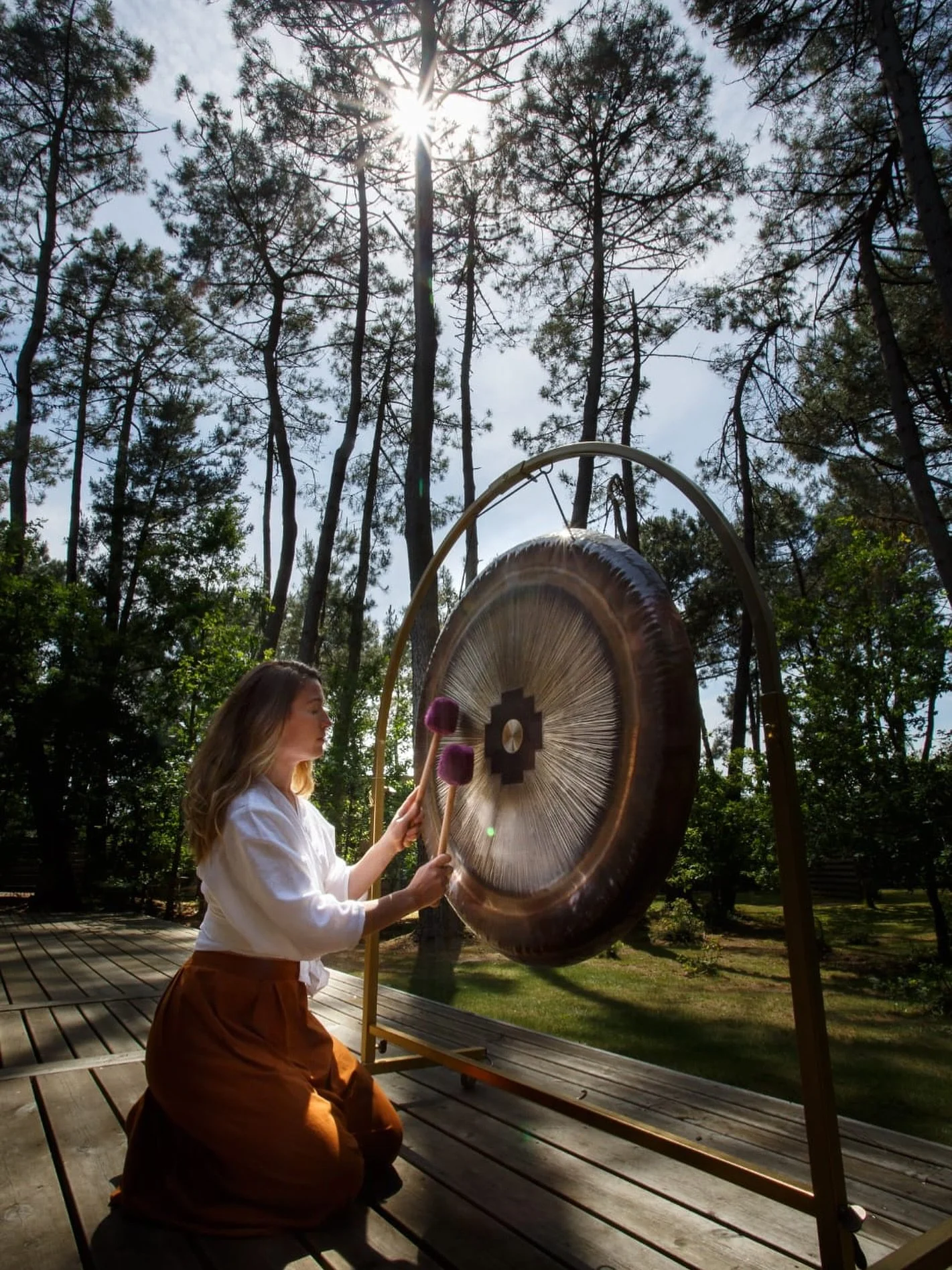 L&rsquo;APPEL ꩜ 🪐

L&rsquo;appel du gong, 
D&rsquo;abord infime, 
Comme un lointain grondement. 

Puis, petit &agrave; petit,
Un son des profondeurs, 
Des entrailles de la Terre et de l&rsquo;Univers.

Primaire, profond, puissant
Insaisissable

Une 