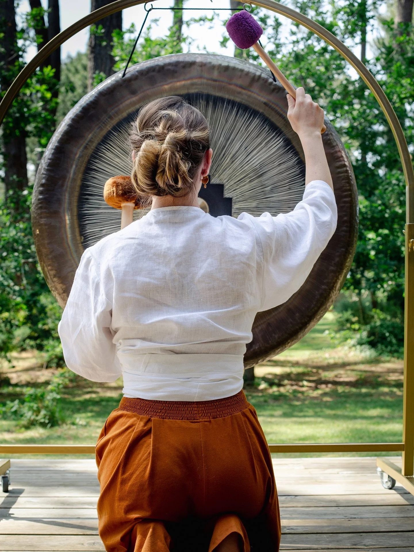 L&rsquo;ART DU GONG 🙌🌀

Jouer du gong, 
c&rsquo;est se mettre &agrave; nu,
c&rsquo;est se d&eacute;voiler sans filtre, sans condition, sans prisme soci&eacute;tal ou r&ocirc;le pr&eacute;d&eacute;fini.
Jouer du gong r&eacute;v&egrave;le qui l&rsquo