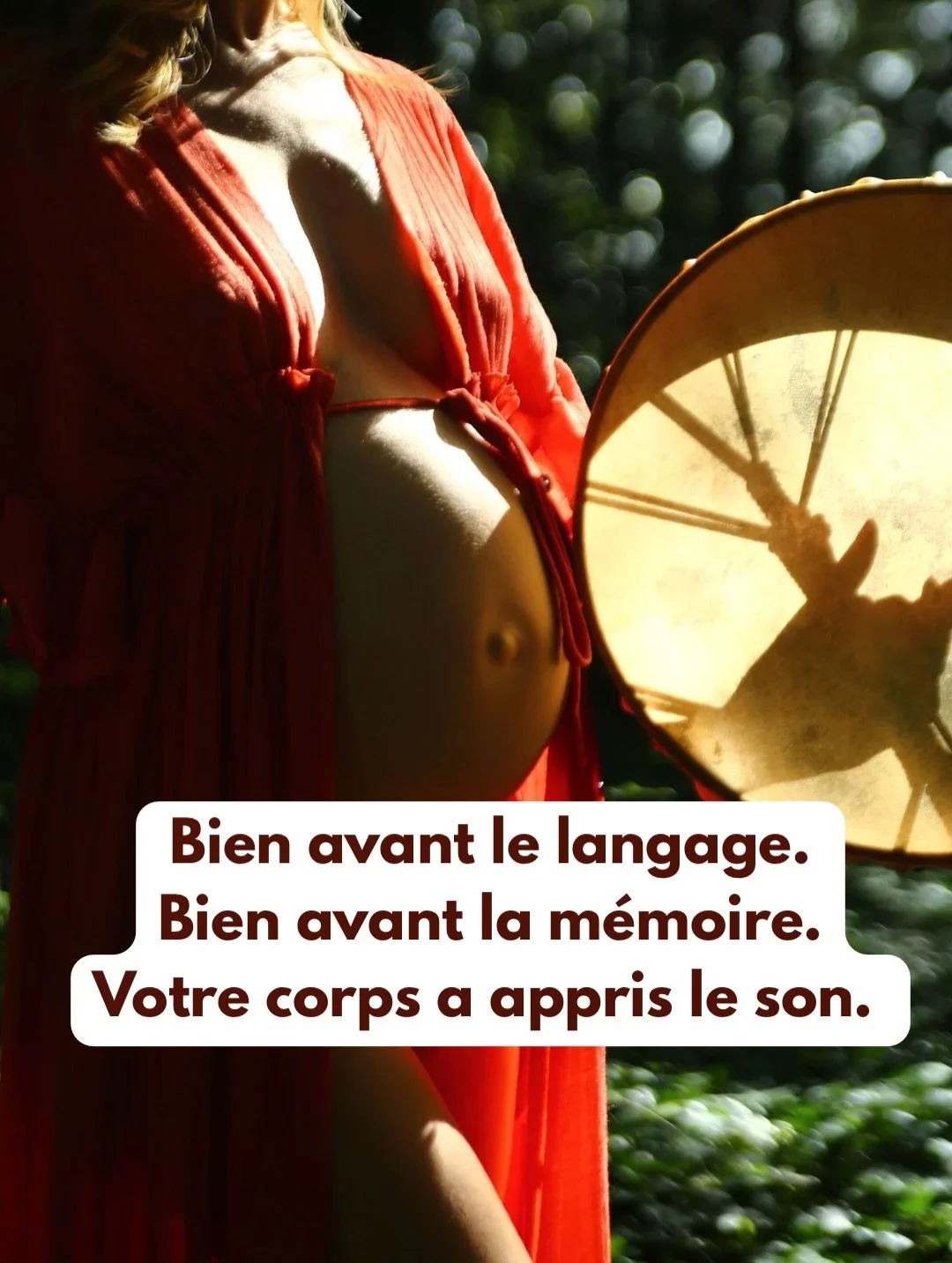 C&rsquo;est pourquoi le son nous atteint encore plus vite que la logique.
Pourquoi un son grave apaise l&rsquo;anxi&eacute;t&eacute;.
Pourquoi les chants, les fredonnements, les bols et les gongs nous semblent familiers,
non pas appris, mais m&eacute