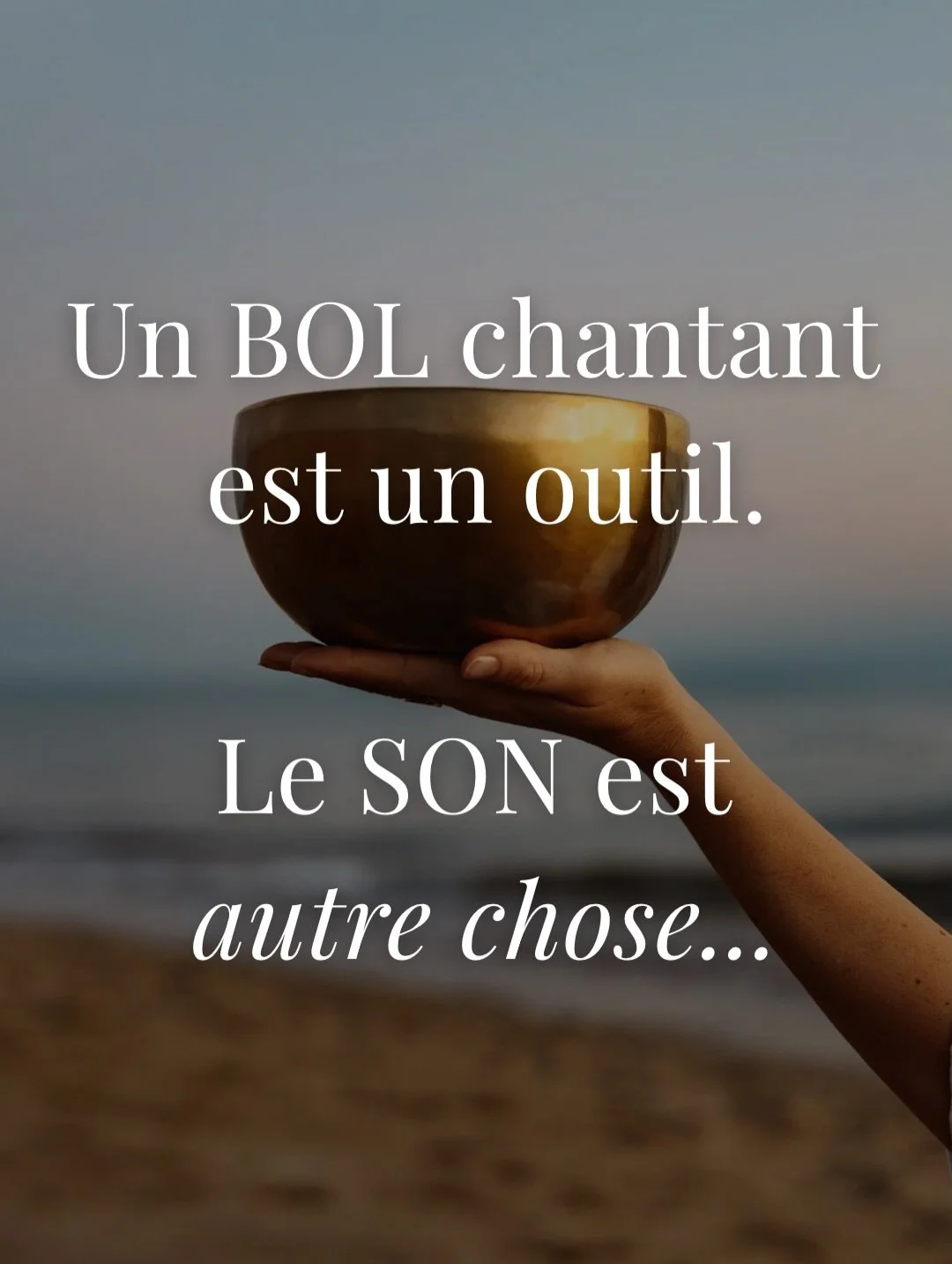 ꩜ Un bol chantant est simplement un objet, tandis que le son qu&rsquo;il produit est un mouvement vivant et unique. 

Ce son agit comme un processus &eacute;nerg&eacute;tique qui influence la respiration, le rythme int&eacute;rieur et les &eacute;mot