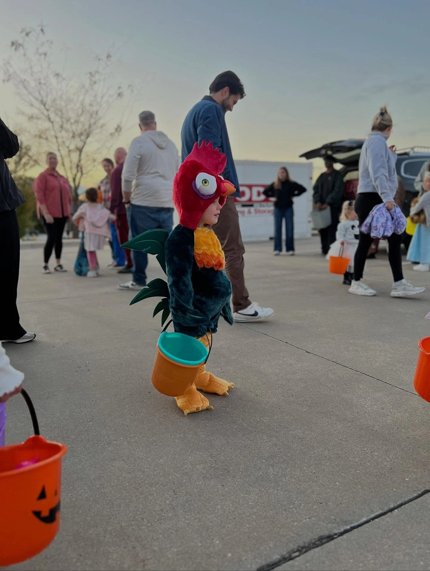 Trunk-or-Treat was a smashing success last night because we have THEE BEST current and past families! 🧡 
•
Thank you all for showing up in such a big way last night! 👻💀🎃
•
•
•
#stepaheadchildcareandpreschool #stepaheadchildcar
