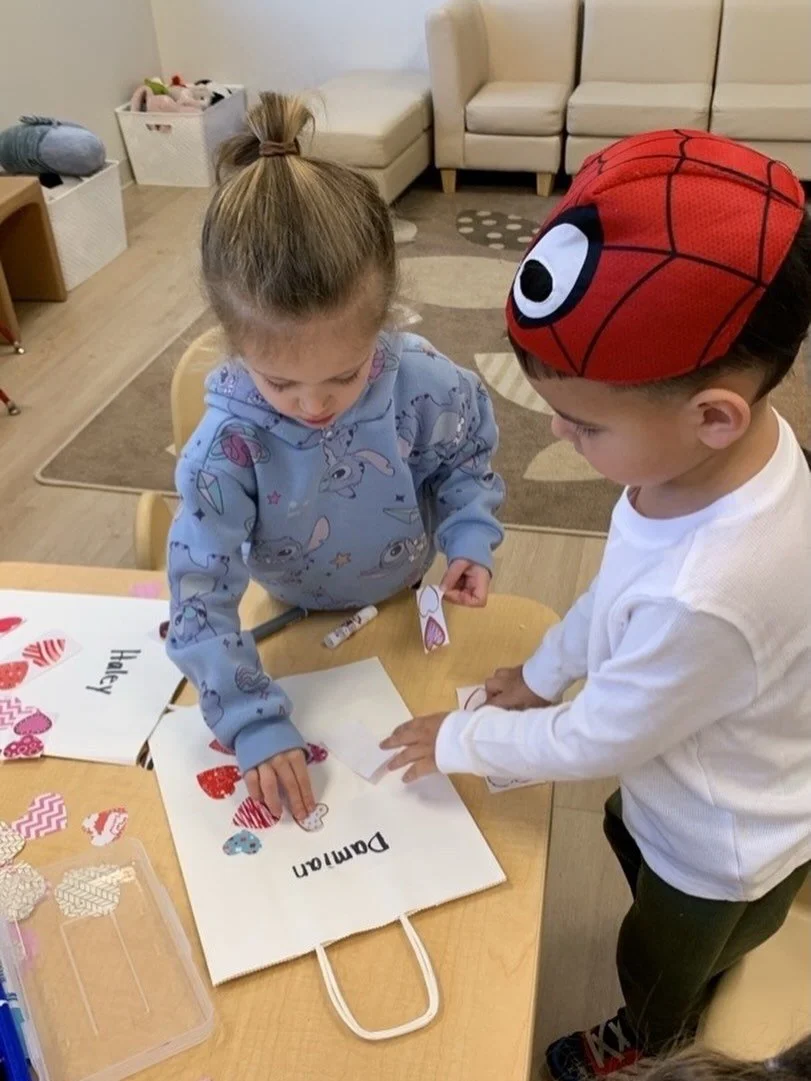 Friends who help friends. 🤍🫶🏽
&bull;
Kindness matters.