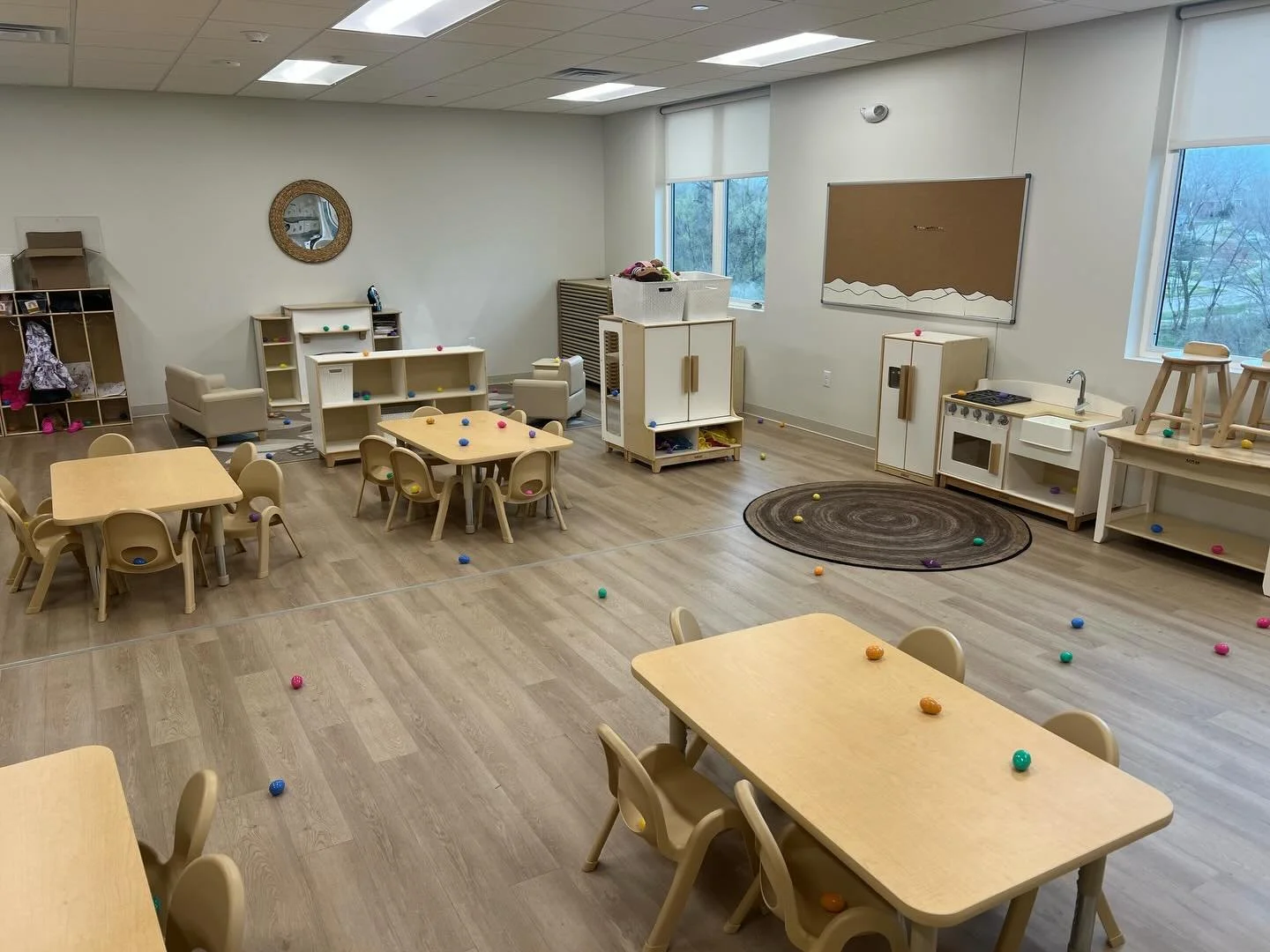 When Mother Nature gives you lemons, you pivot and do your egg hunt indoors! 🥚
&bull;
I spy with my little eye something&hellip;&hellip;