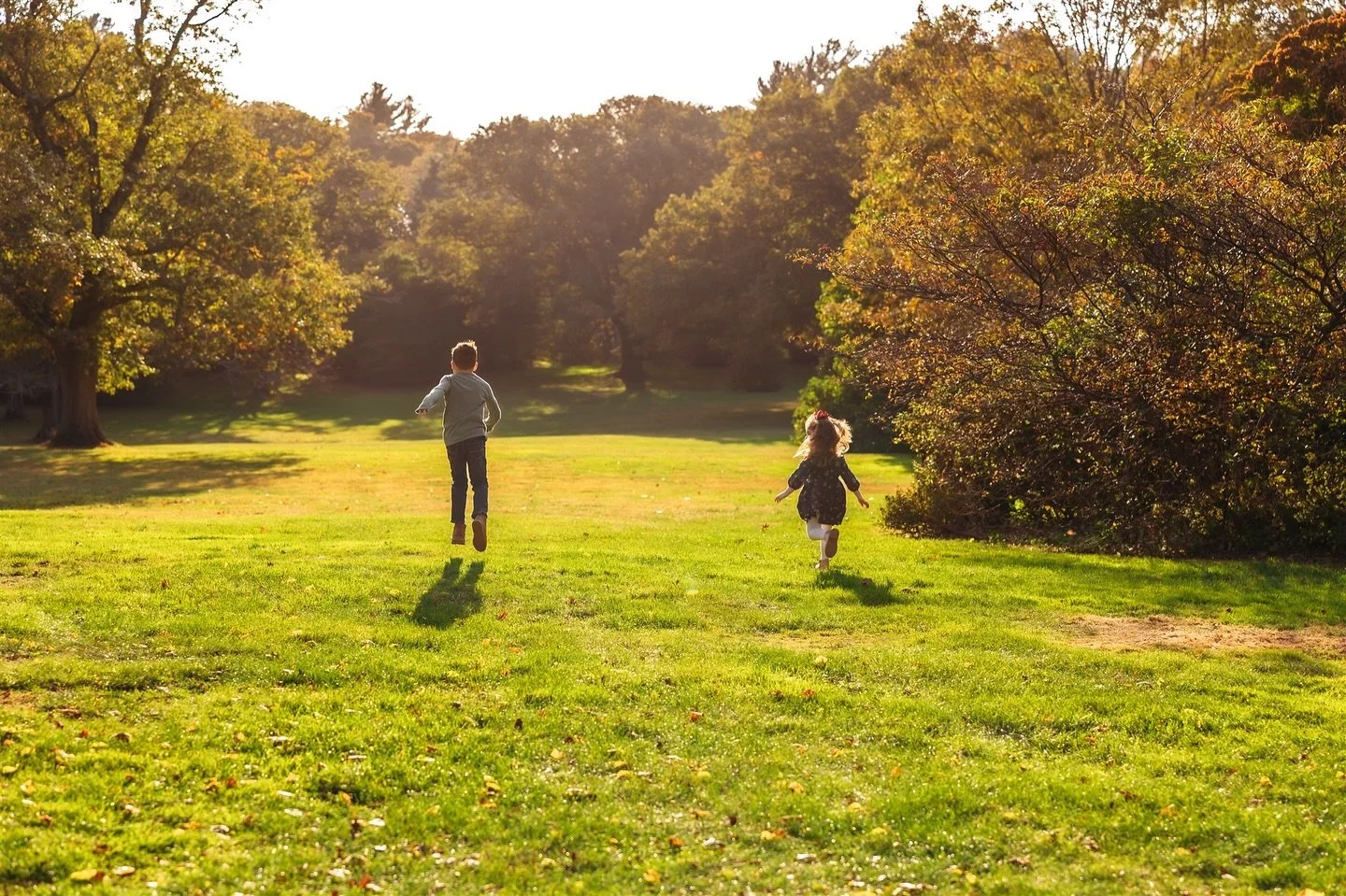 Two things in this photo bring me joy. An open big green lawn &amp; The excitement that&rsquo;s felt from being able to run through it without a care. These are my favorite moments. The unscripted in between during a session.