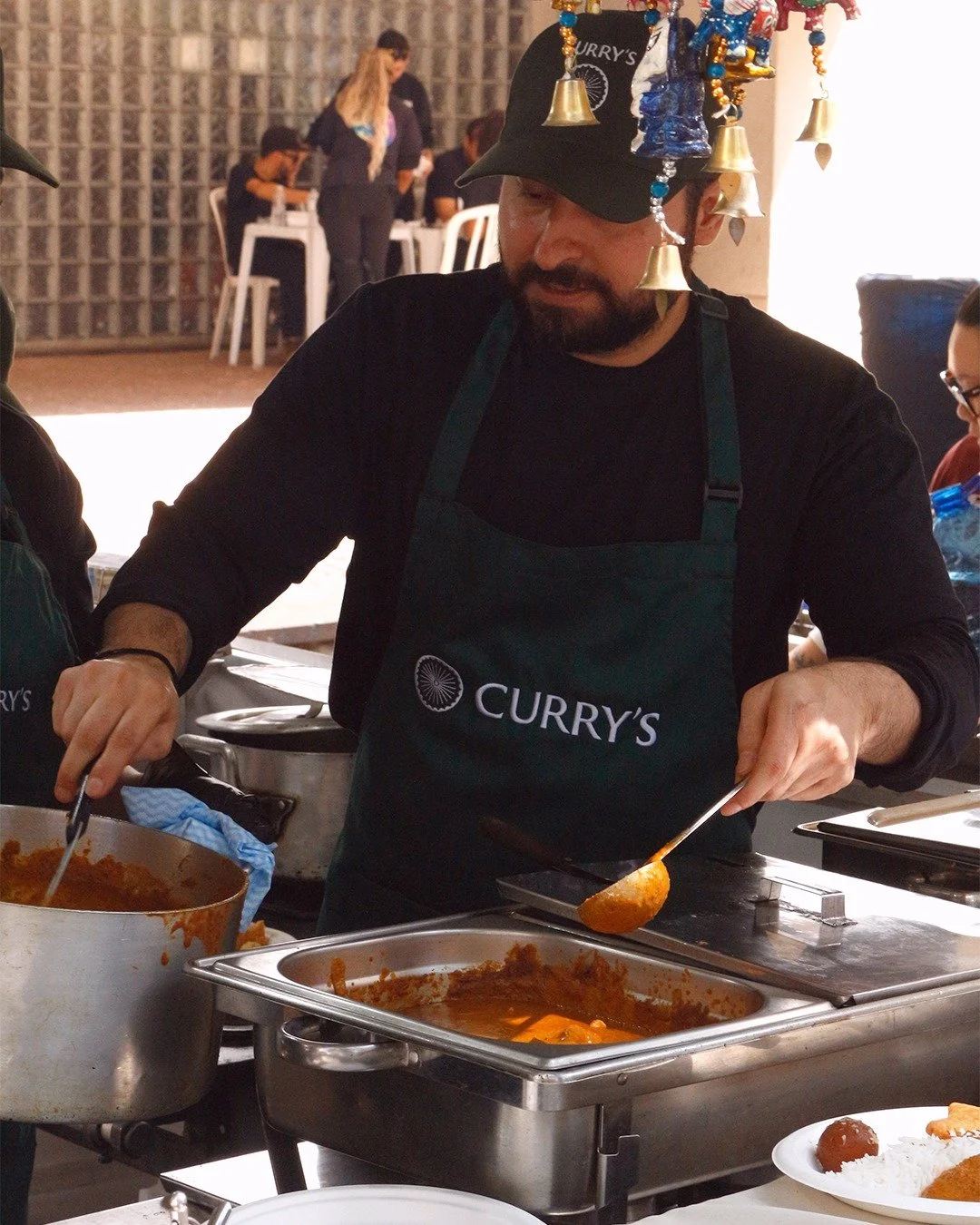Nossa equipe &eacute; o verdadeiro tempero do Curry&rsquo;s. 🙏✨

S&atilde;o eles, que todos os dias cuidam de tudo, para que possamos receber voc&ecirc;s sempre com o melhor. 

-
Our team is the true spice of Curry&rsquo;s. 🙏✨

They&rsquo;re the on