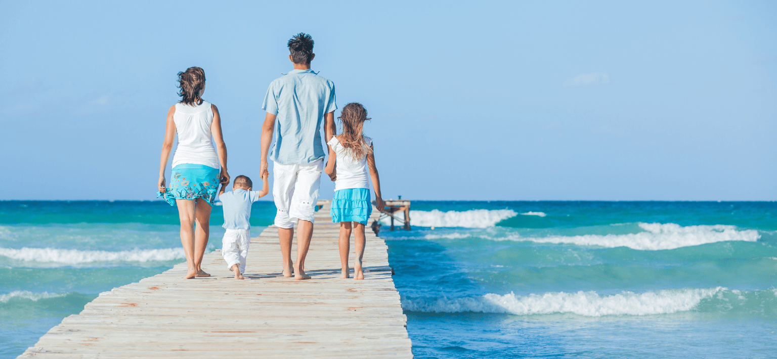 10 Amazing Family-Friendly Destinations—Some Close to Cedar Rapids, Some Worth the Trip!" 🚗✈️