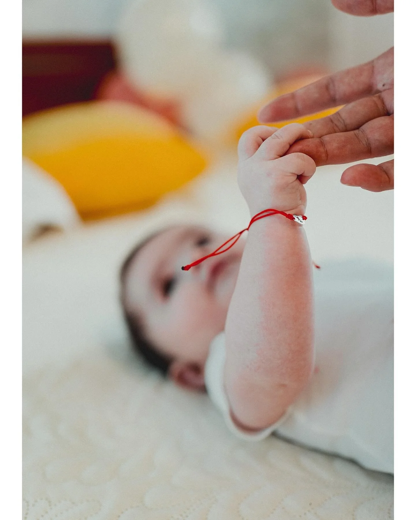 Recent am avut ocazia sa documentez un moment plin de emotie alaruri de @silvyagheorghe si Adrian, botezul micutei Antonia 👩🏻&zwj;🍼

Pe masura ce explorez aceasta noua directie in fotografie, observ mult mai direct emotiile parintilor, trairile in