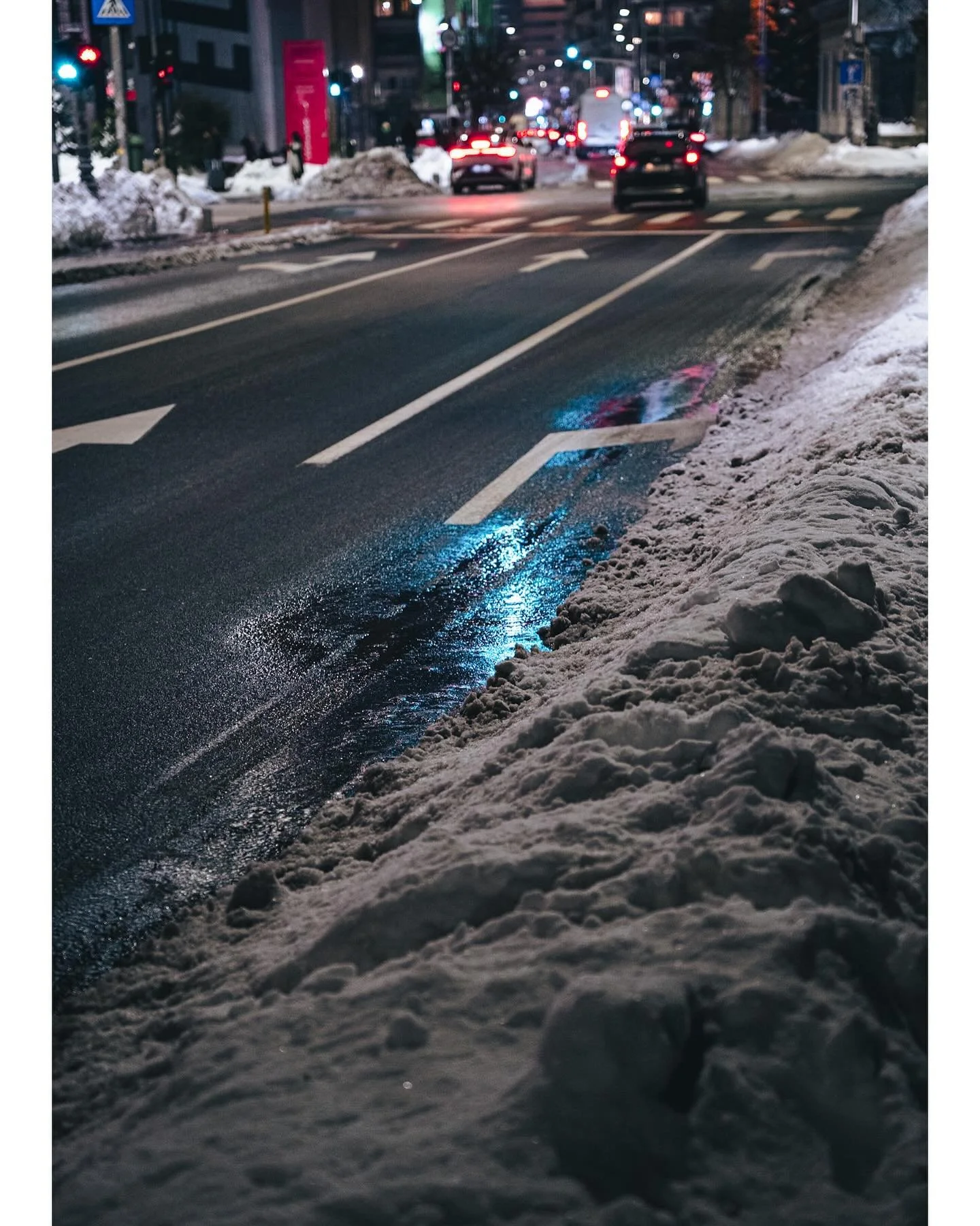 #haiafaralazapada prin #bucuresti ❄️🌨️🌃

#nightwalk #nigth #snow #snowday #snowpeak #snowing #snowfall #urban #urbanphotography #urbanjungle #urbanexplorer #bucurestirealist #bucurești #bucurestioptimist #bucharest #street #streetstyle #streetphoto