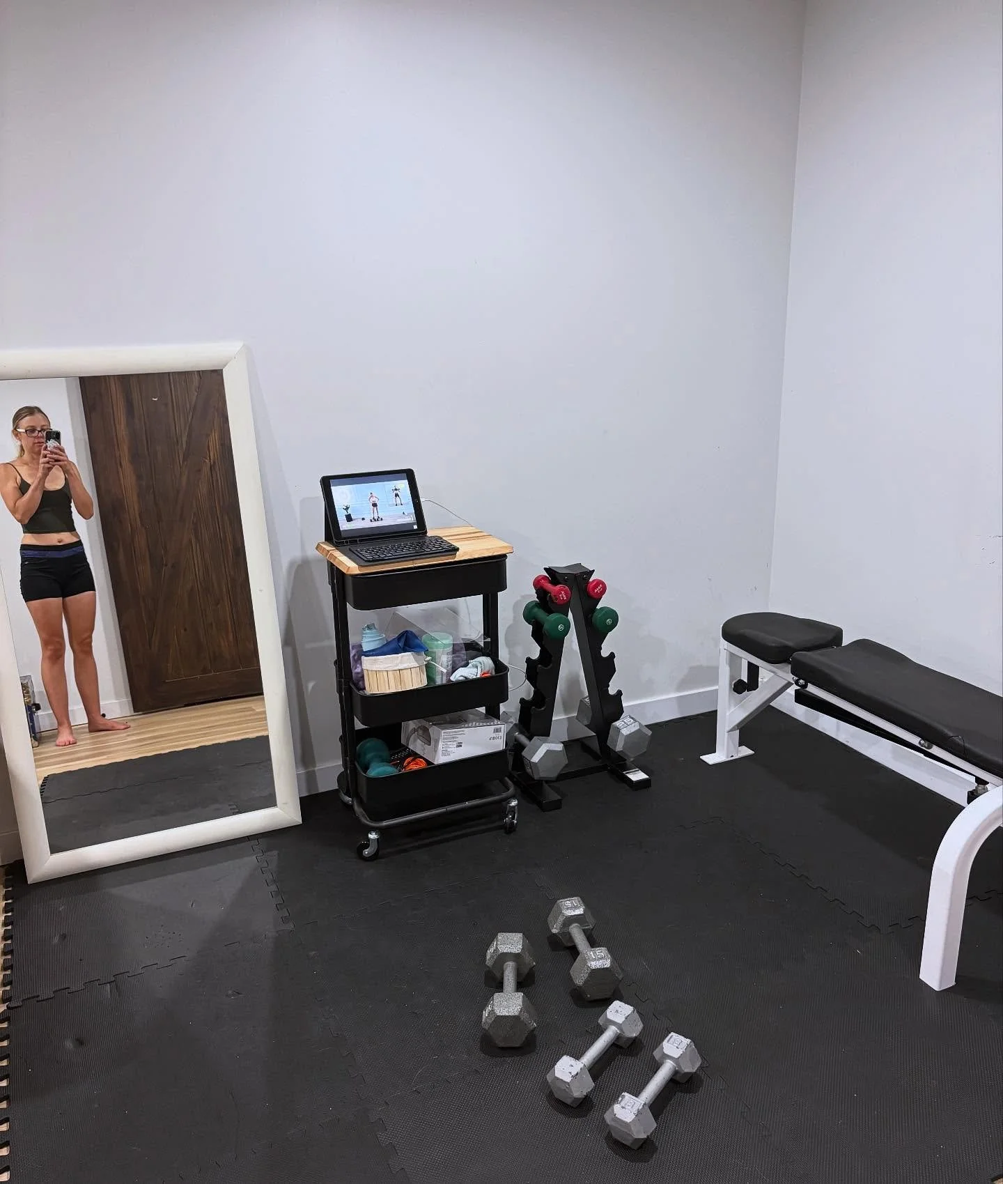 So stoked on my new workout space!! Jumping back into @carolinegirvan workouts and @bluecornertraining 6am club!