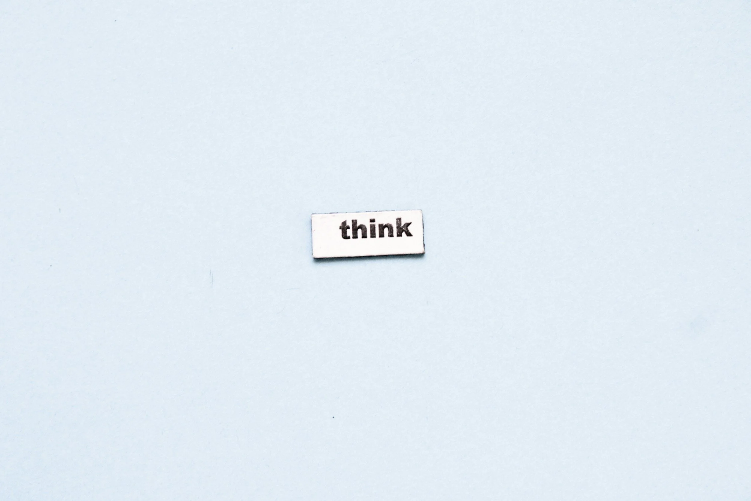 Schild mit dem Wort „think“ als Symbol für Denken und Reflexion