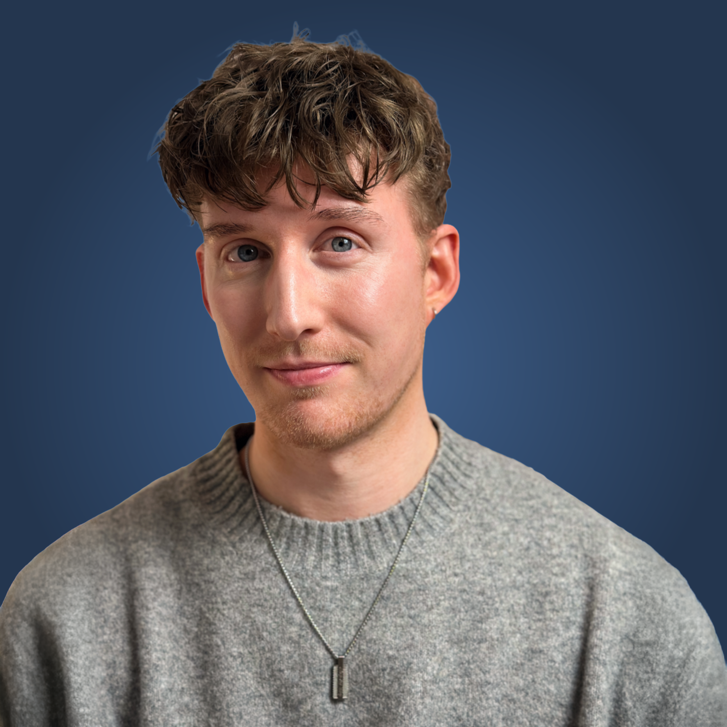 Dr. Luc Albrecht, Experte für Entscheidungsprozesse und Denkprozesse, Porträt vor navy Hintergrund.