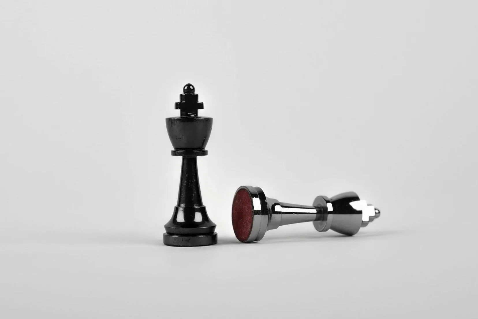 Schachfiguren auf neutralem Hintergrund als Symbol für strategisches Entscheiden und Verantwortung.