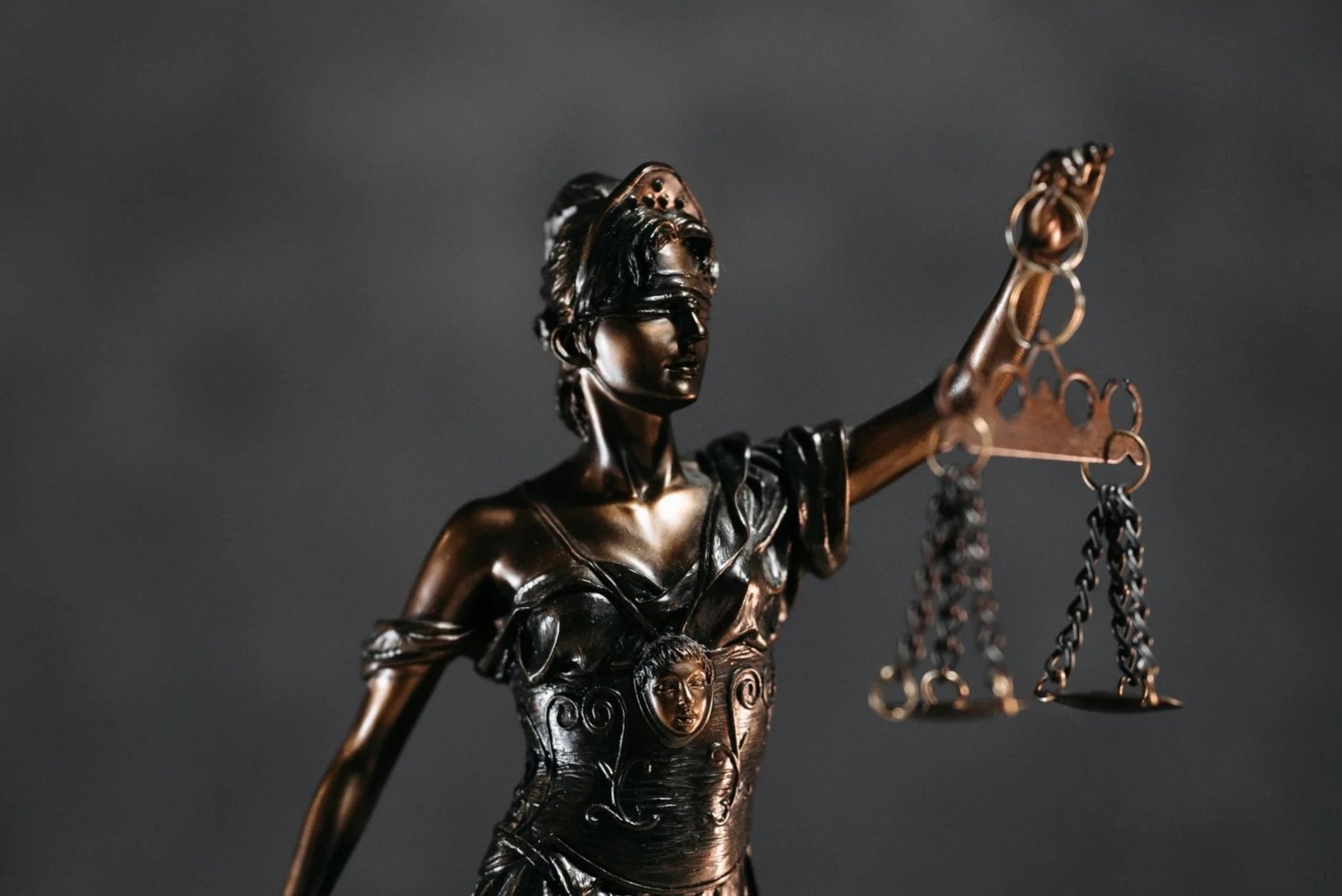 Statue of Lady Justice symbolising judgement, balance and decision-making under uncertainty.