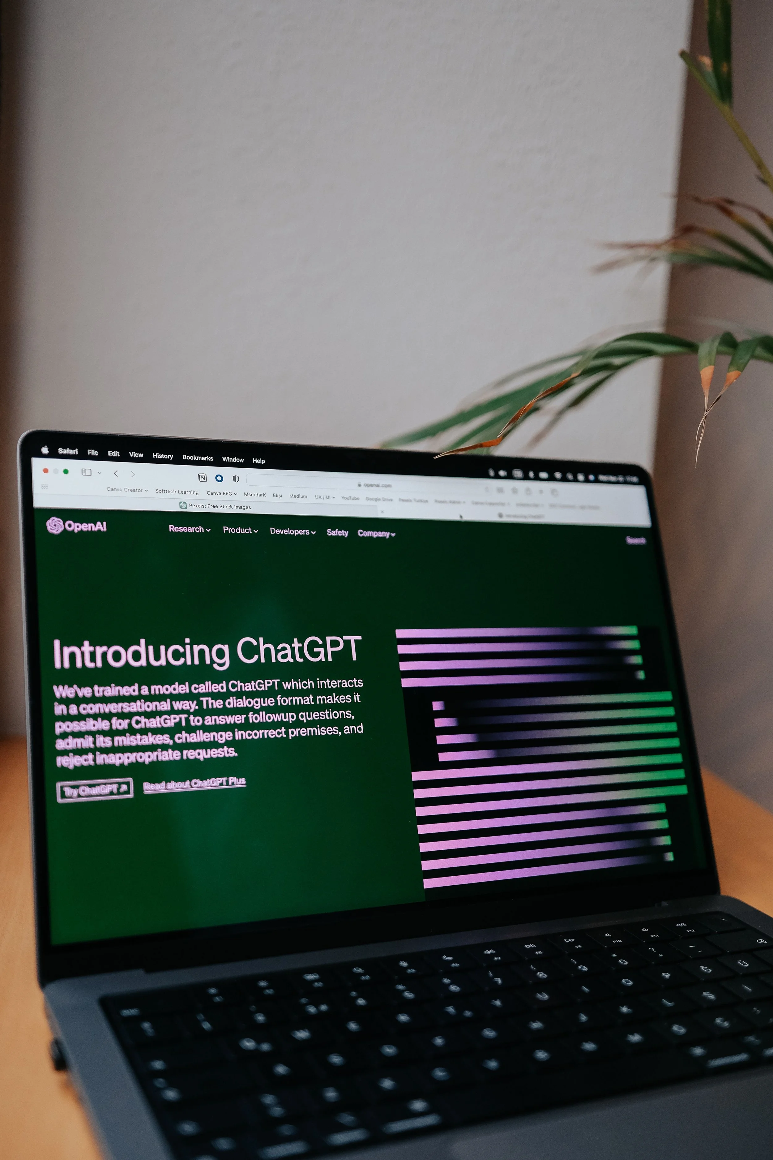 Ein Laptop auf dessen Bildschirm ChatGPT geöffnet ist. Als Symbol für das Arbeiten mit KI.