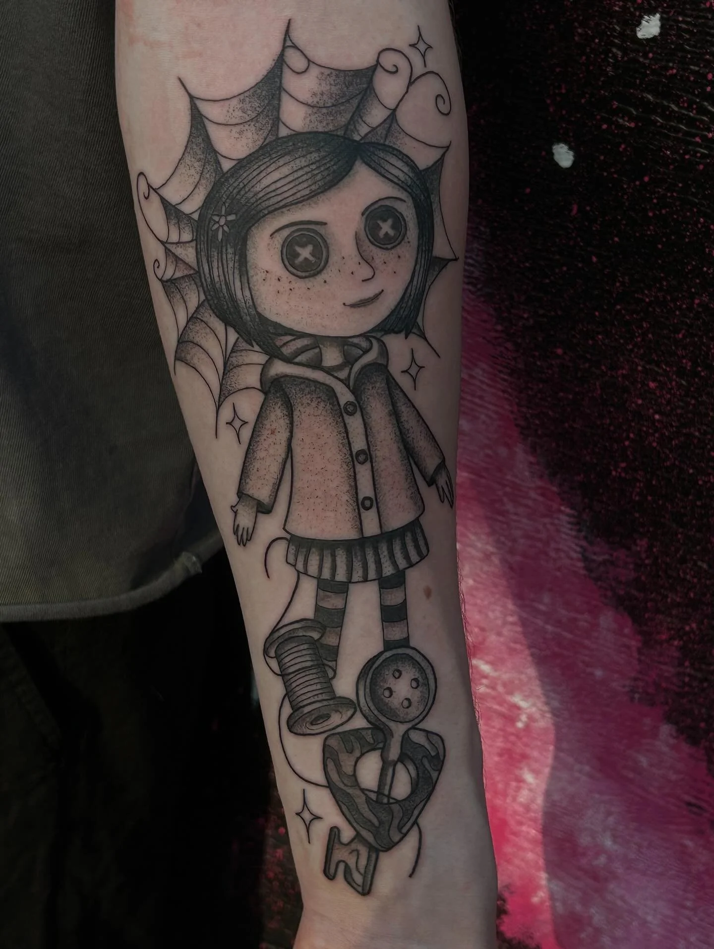 Peachy may be out right now, but her work keeps living rent free in our heads. 🖤 

This Coraline tattoo is everything&mdash;dark, whimsical, and packed with detail that pulls you in. 

Drop a 🍑 in the comments if you&rsquo;re as in love with this p