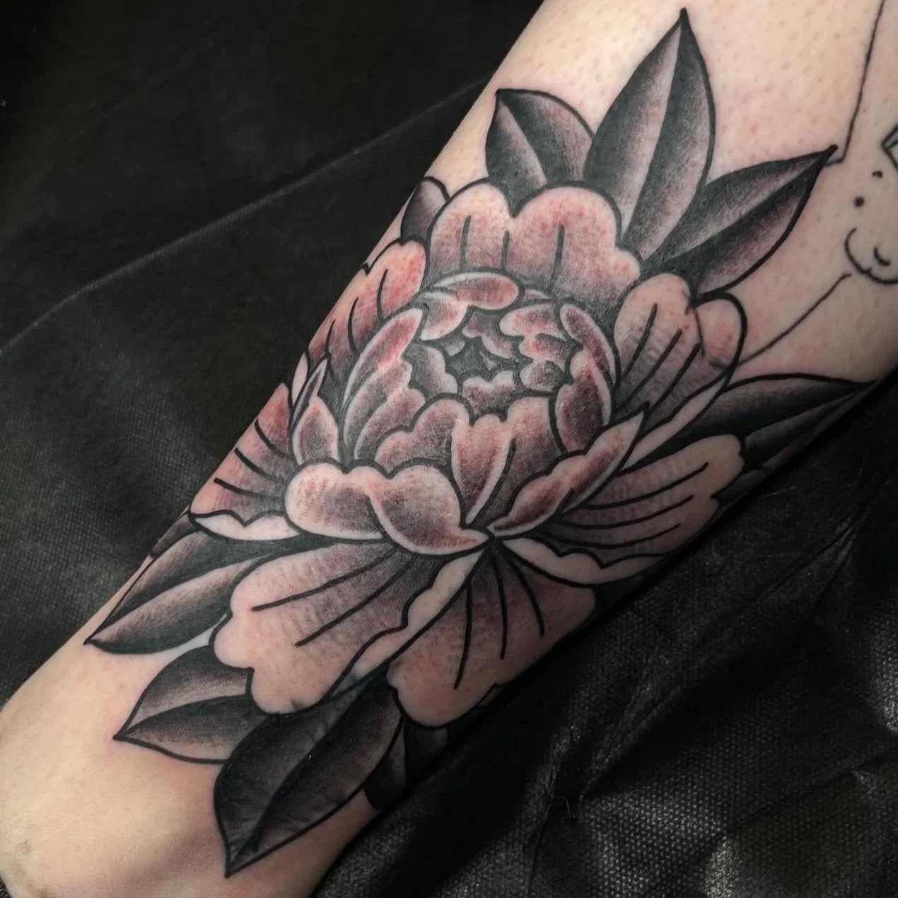 Soft shading, bold structure, and timeless floral flow 🌸
Designed to sit naturally with the body and age beautifully over time.
Less about trends &mdash; more about longevity.

Tattoo by @tuesdaytats 🖤

#FloralTattoo
#BlackAndGreyTattoo
#TattooByAs