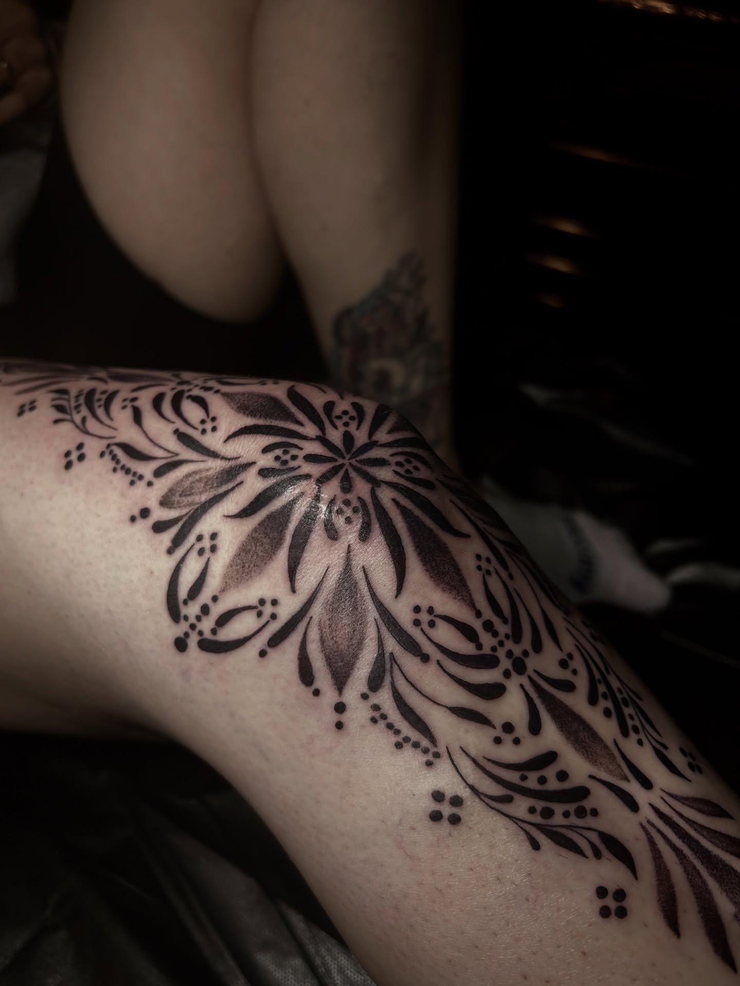 Peachy blessing the cosmos again ✨
An ornamental knee banger with all the flow, softness, and symmetry.
Done by @peachy.ink444 at Andromeda Ink 🪐🖤

#andromedaink #peachyink #ornamentaltattoo #kneetattoo #kneebanger finelinetattoo blackandgraytattoo