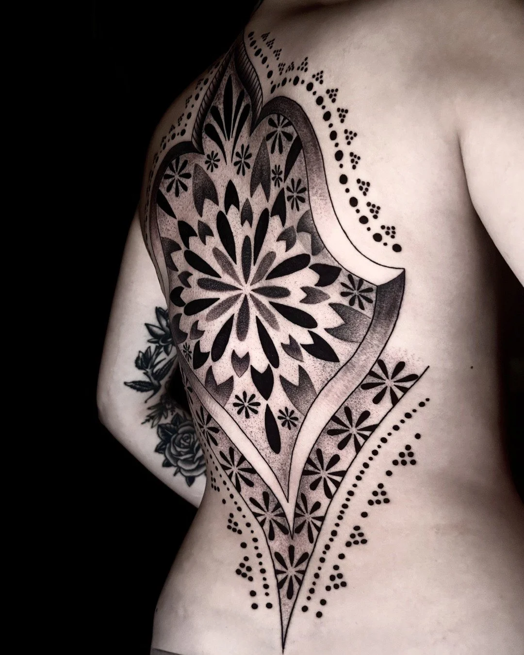 Back piece by @dotsbypeachy 

#finelinetattoo #ornamentaltattoo #blackandgreytattoo #illustrativetattoo #customtattoos #tattooartist #tattoodesign #tattoolife #inkedart #tattoocommunity #artistsoninstagram #seattletattoo #womenwhotattoo #creativecomm