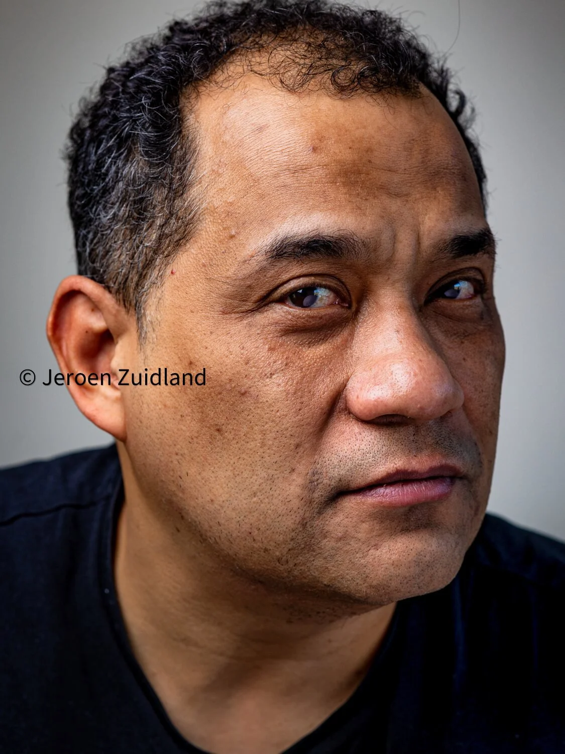 man schuin kort zwart haar-2.jpg