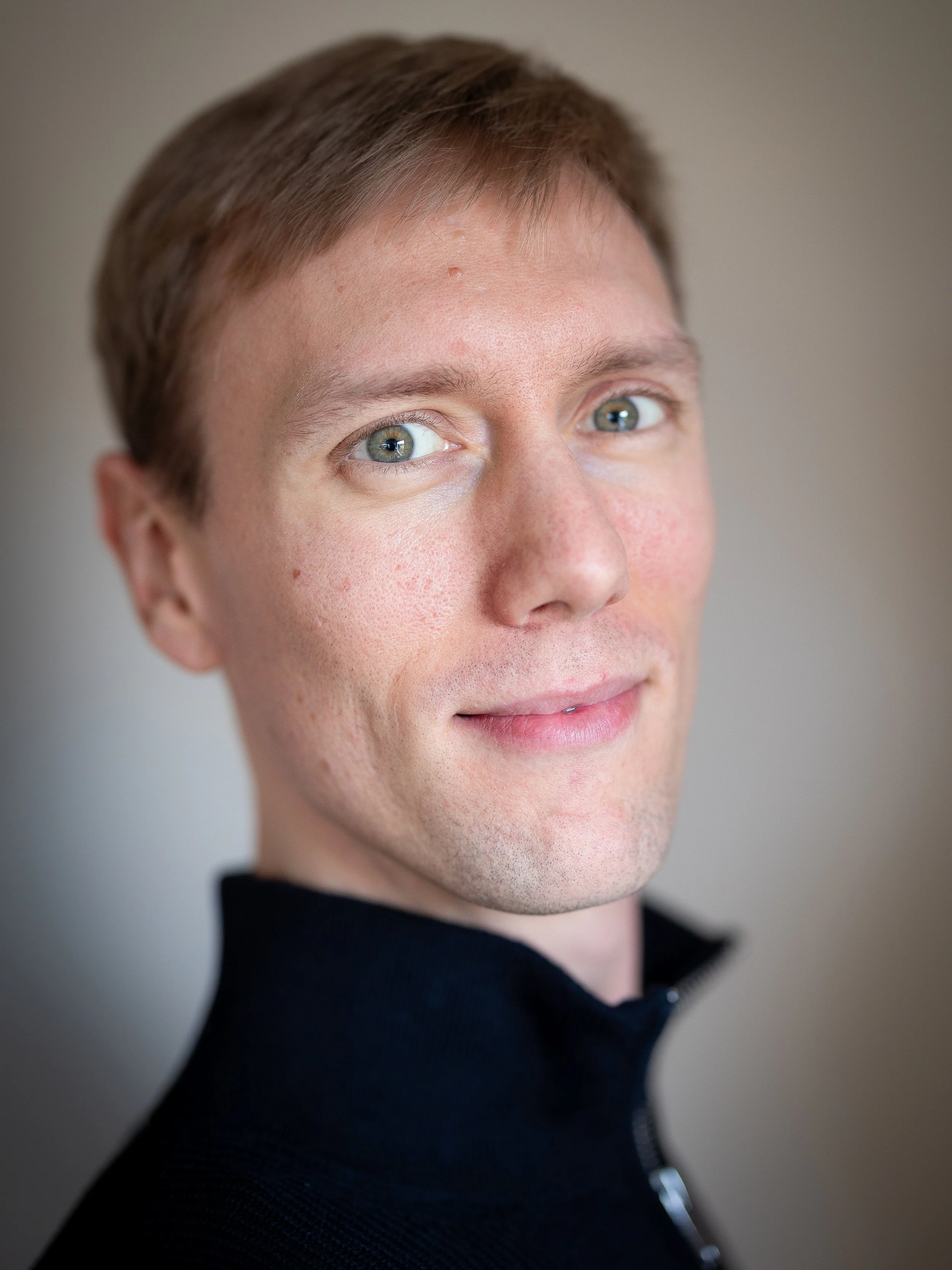 man in huis raam.jpg