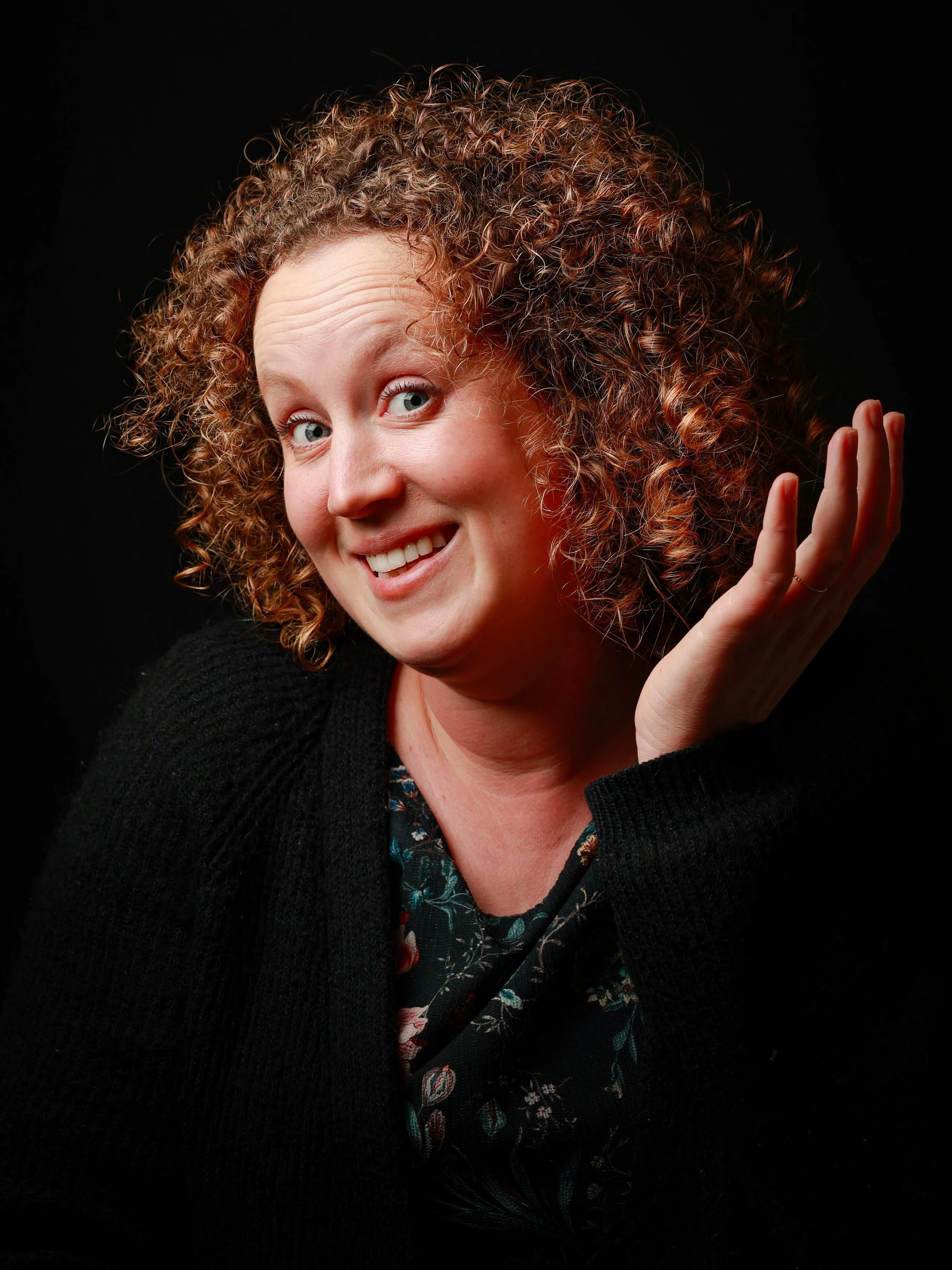 vrouw krullen lacht.jpg