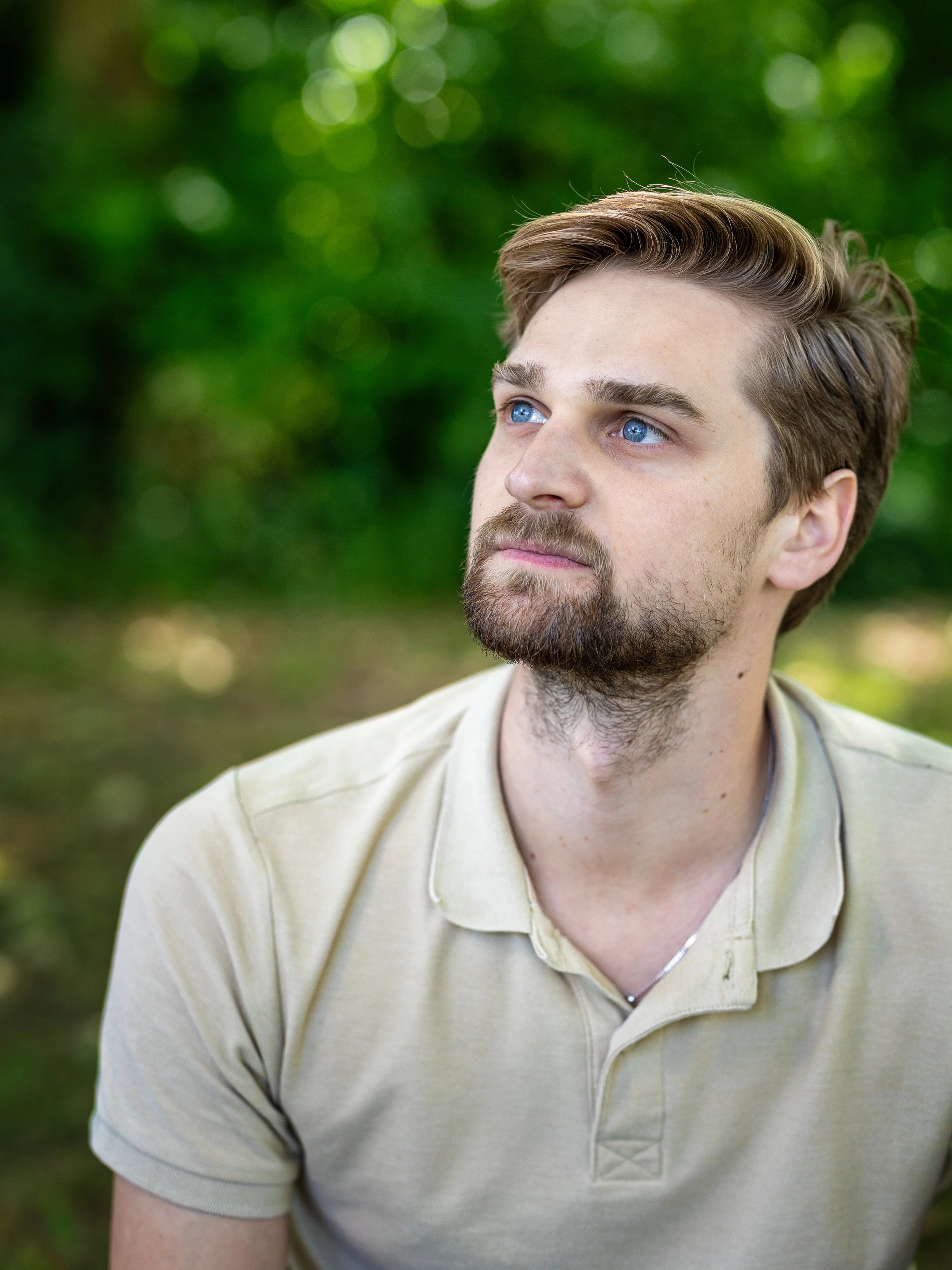 man kijkt blauwe ogen.jpg