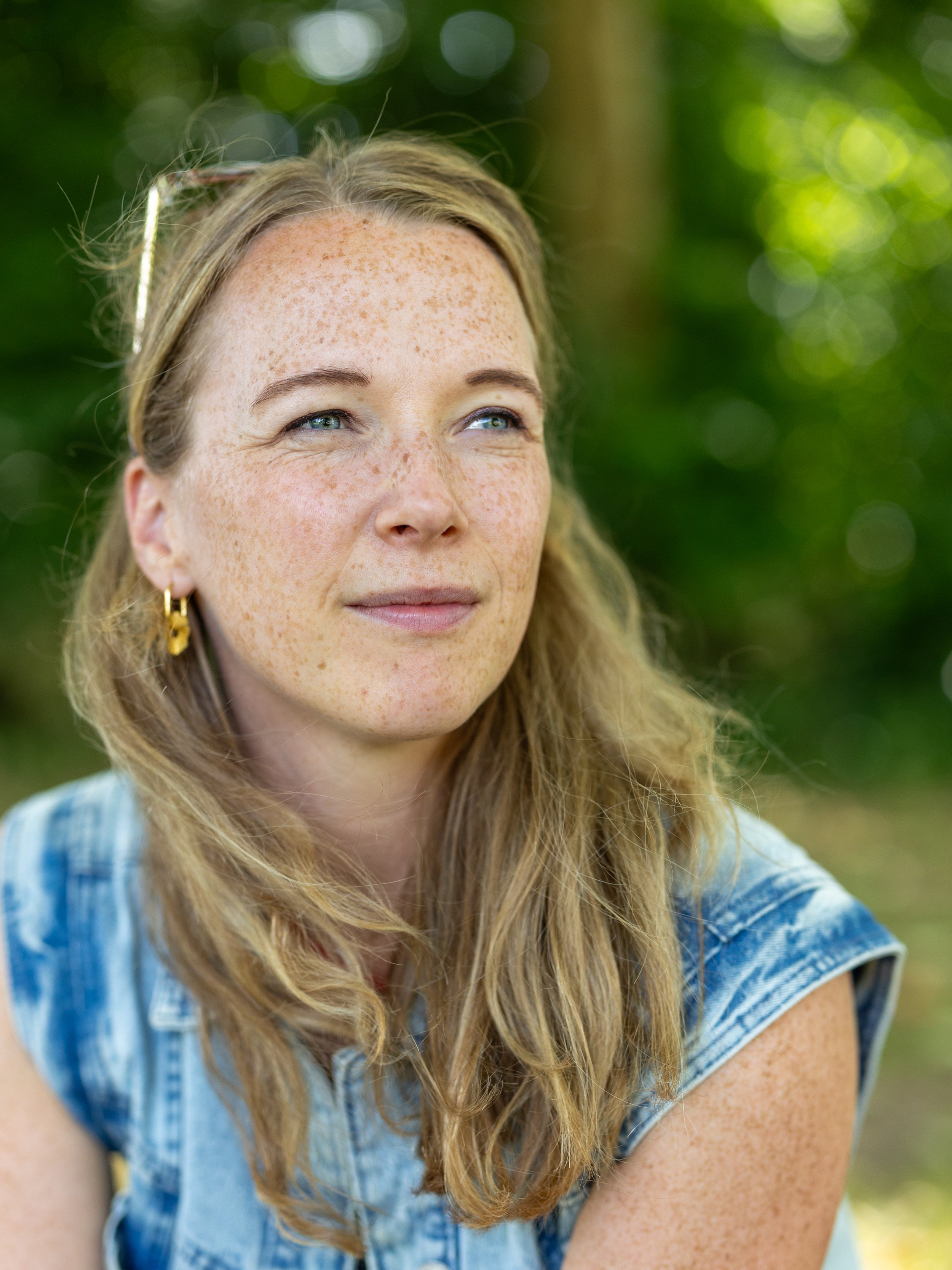 vrouw kijkt weg bril in haar.jpg
