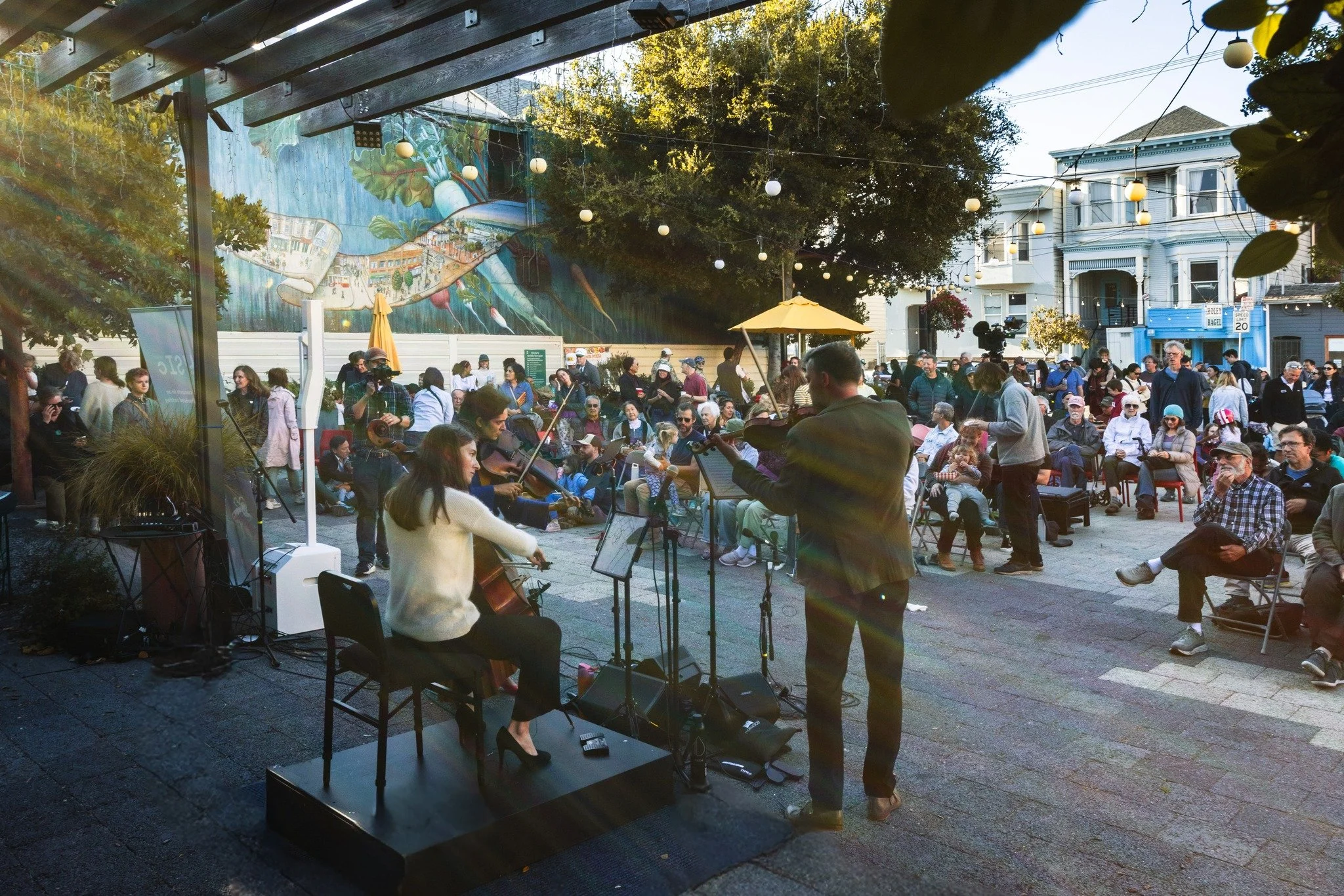 Join us in the Noe Valley Town Square this Friday, Sept 18 at 5 p.m. for our second FREE Noe Music in the Square concert. This week's performance features Noe Music favorites @, @rhowardcello, @angela.t.lee,  @esmequartet cellist @yennycello, and new