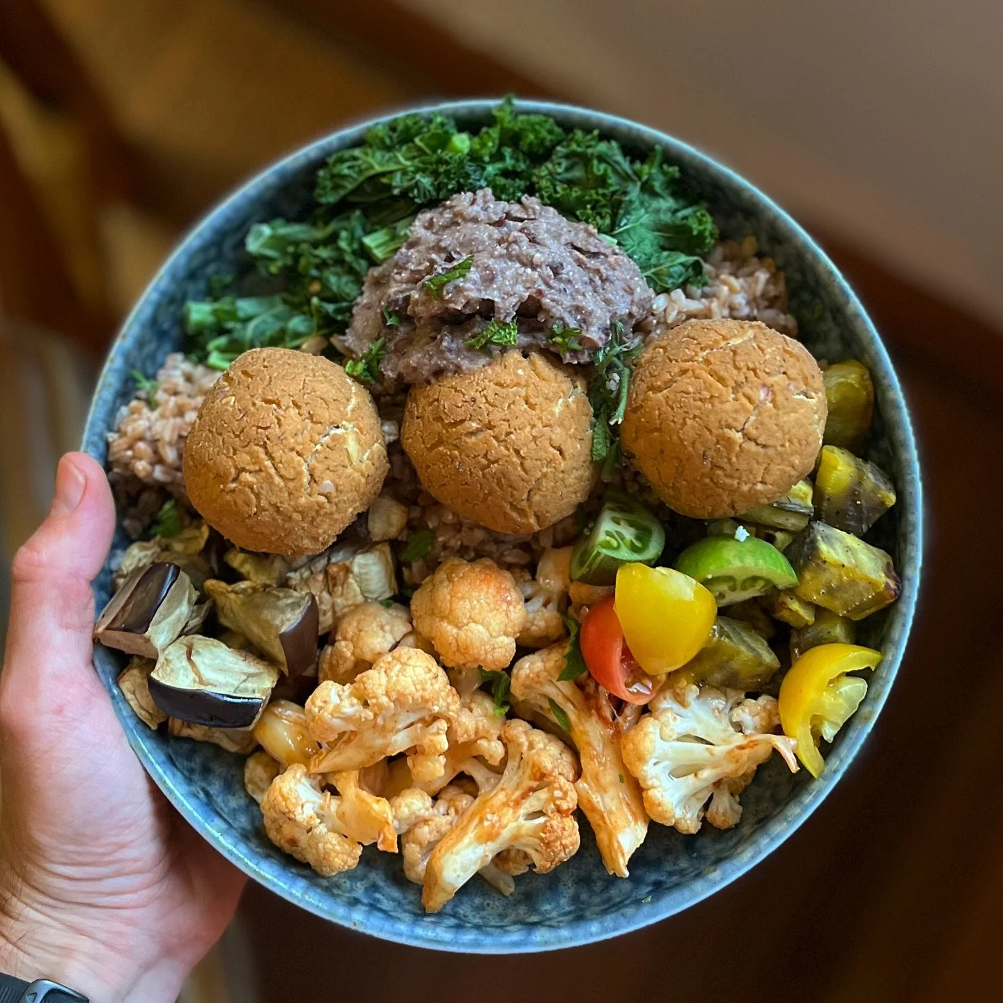 Tofu Koftas ☄️🫛🥗
Yet another way you can make tofu taste elite. These koftas are crispy on the outside, soft on the inside, and perfect for bowls or wraps.

RECIPE:

Tofu koftas:
- 1 block tofu
- 4&ndash;6 garlic cloves
- 1 red onion
- &frac12; cup