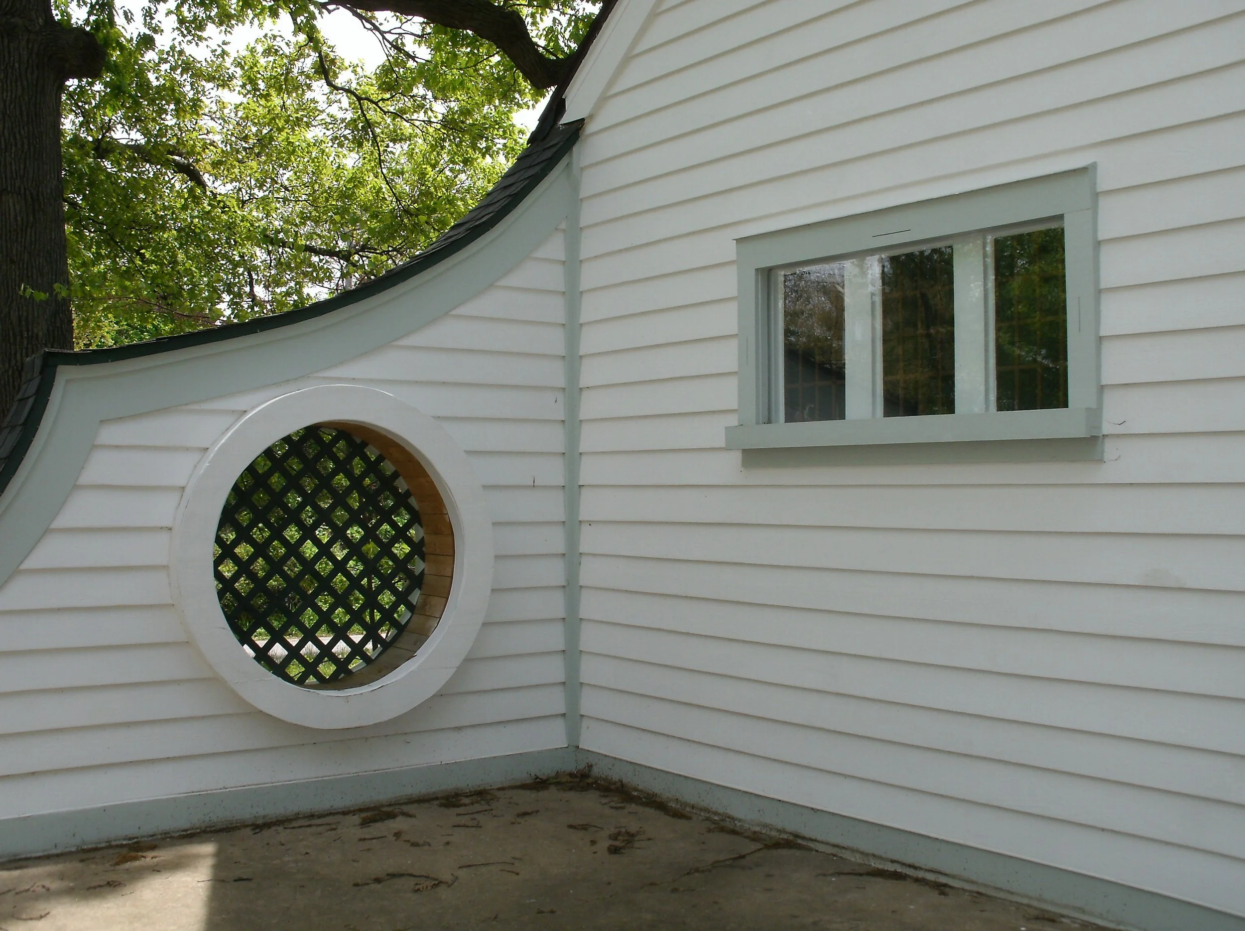 A full on view of the wing wall with heavy cap trim.