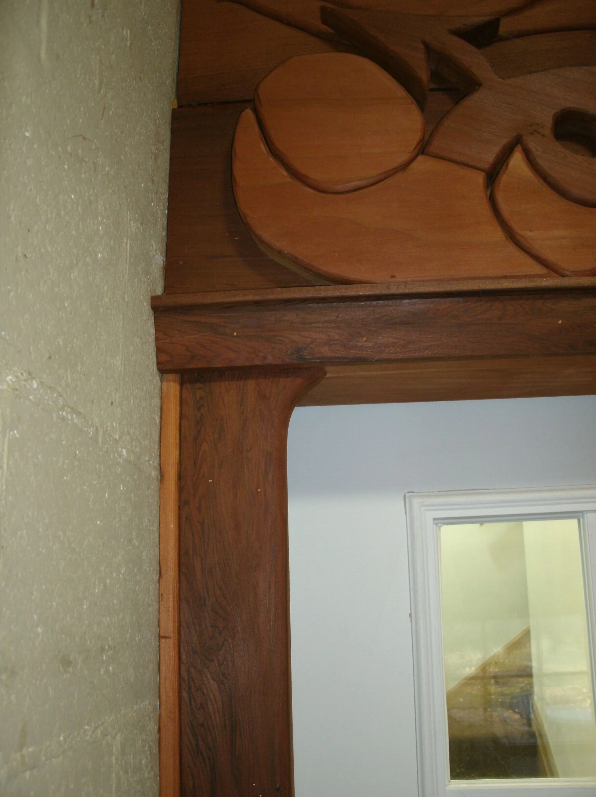 Especial view of the left side of the treeform door casing