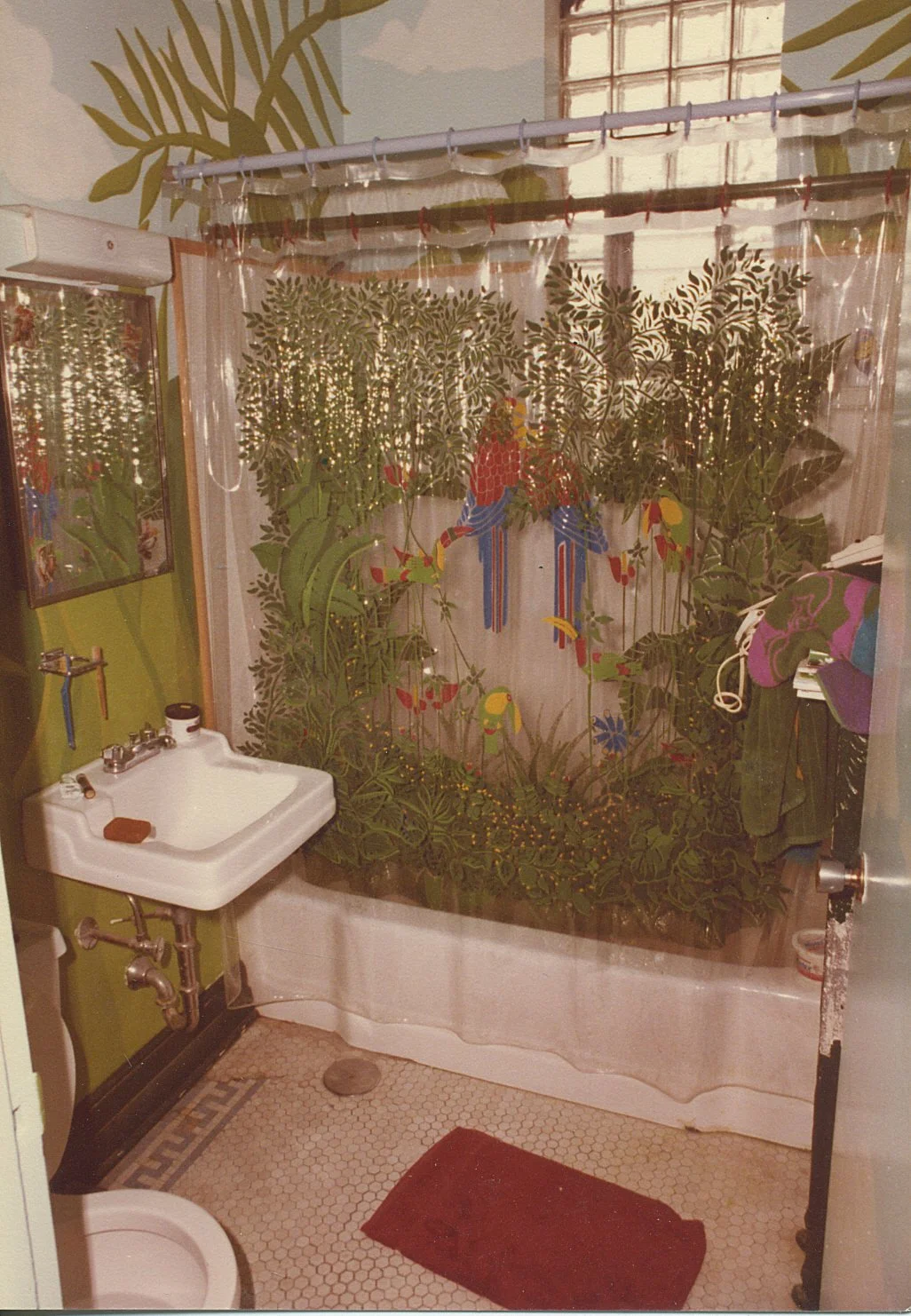 Oh yes, and the Rousseau bathroom, more pictures available upon request.